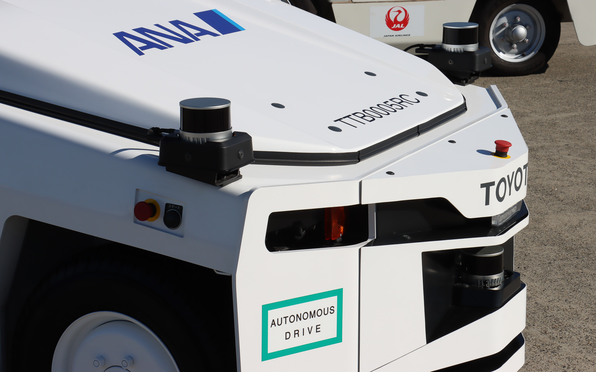 ルーフ上の3D-LiDARは自車位置推定用、フロントノーズ3か所の3D-LiDARは障害物検知用となる