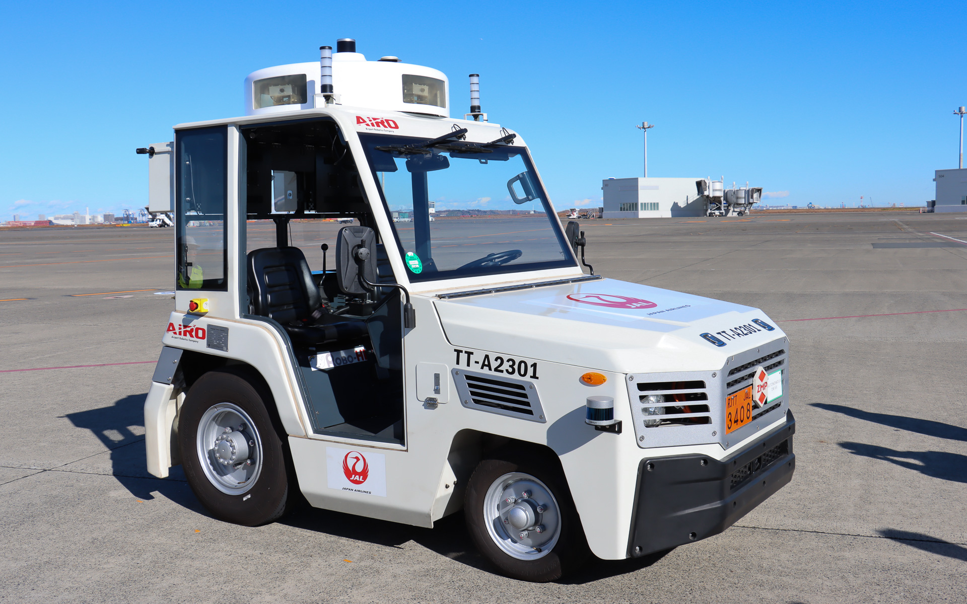 ボディサイズは3175×1828×2445mm（全長×全幅×全高）。60kWhのリチウムイオンバッテリを搭載して車両重量は4t。車両後方の高い位置に自動運転コンピュータの「IZAC」とバックアップPCを設置する