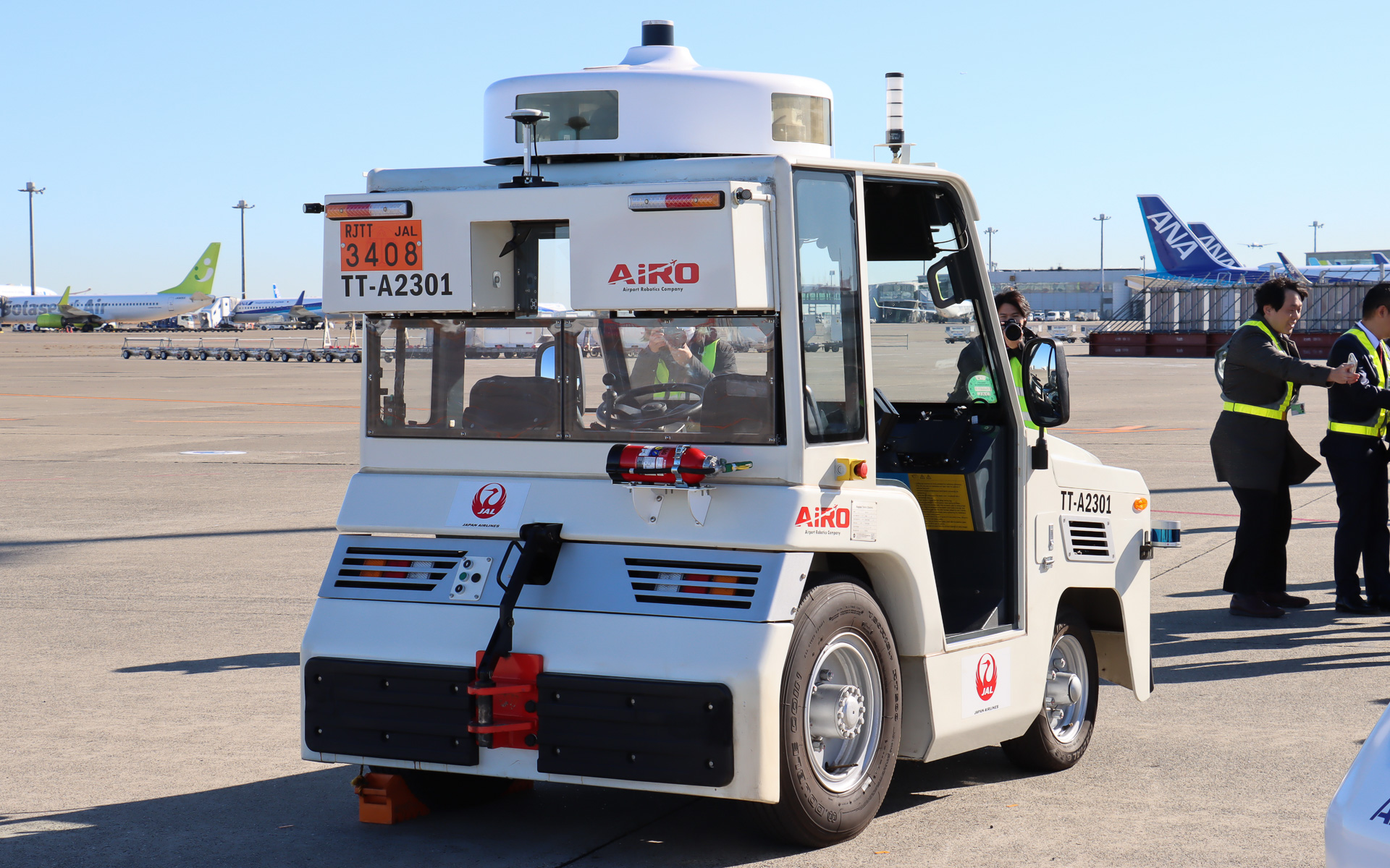 ボディサイズは3175×1828×2445mm（全長×全幅×全高）。60kWhのリチウムイオンバッテリを搭載して車両重量は4t。車両後方の高い位置に自動運転コンピュータの「IZAC」とバックアップPCを設置する