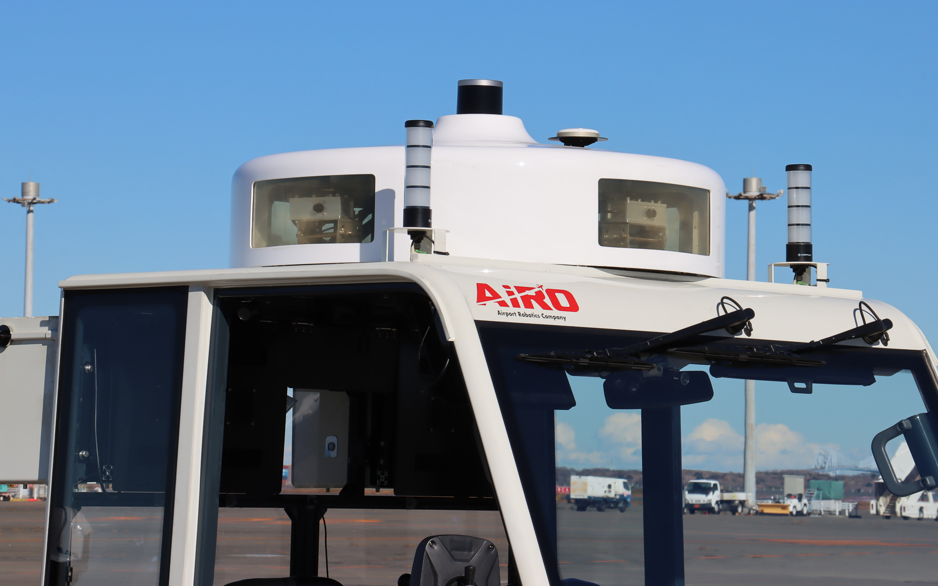 ルーフ上に自車位置推定を行なう3D-LiDARとGPSセンサー、IMU（慣性計測ユニット）などを搭載。フロントノーズ両側面にも物体検出用の3D-LiDARを備え、計3基の3D-LiDARを採用する