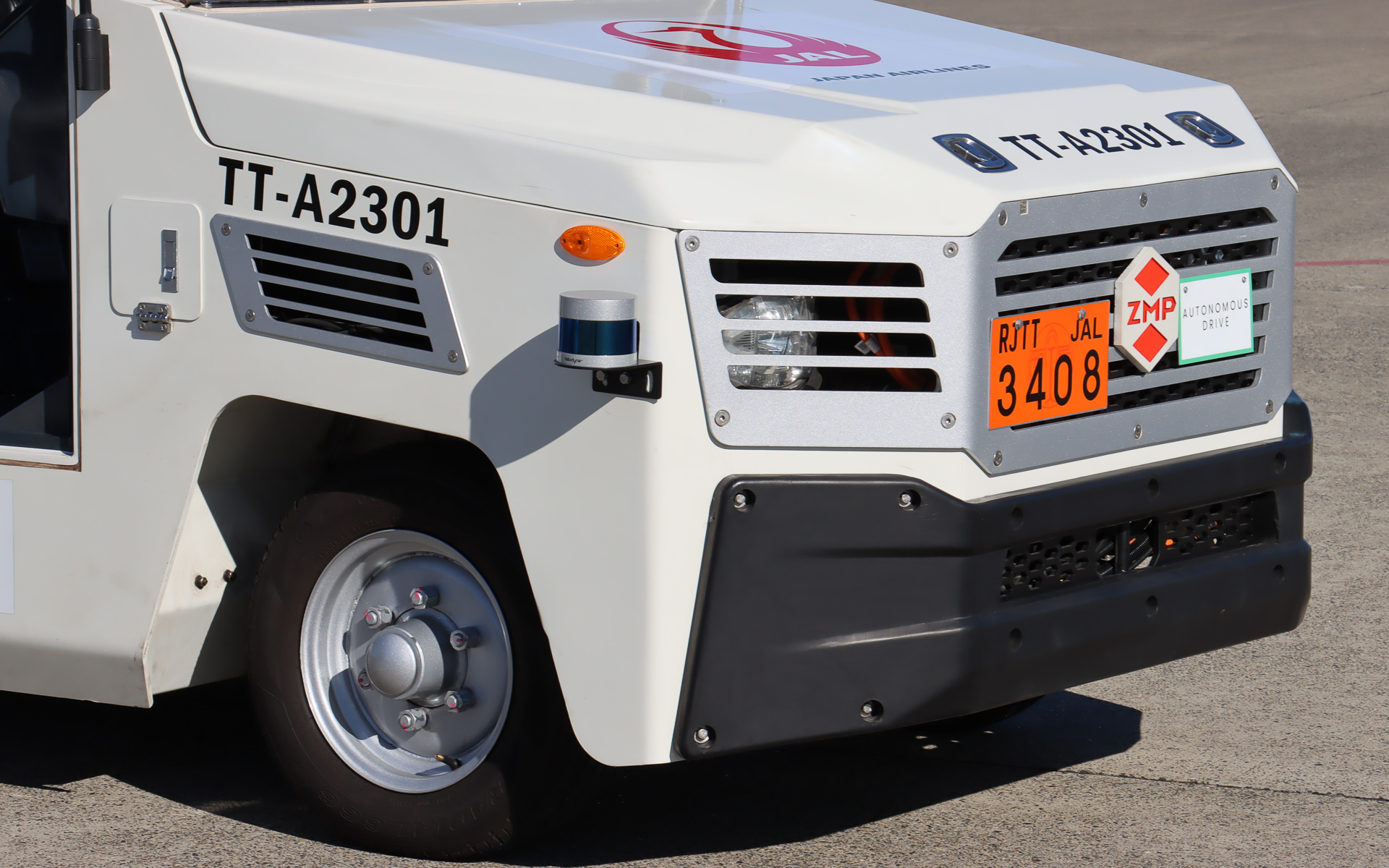 ルーフ上に自車位置推定を行なう3D-LiDARとGPSセンサー、IMU（慣性計測ユニット）などを搭載。フロントノーズ両側面にも物体検出用の3D-LiDARを備え、計3基の3D-LiDARを採用する