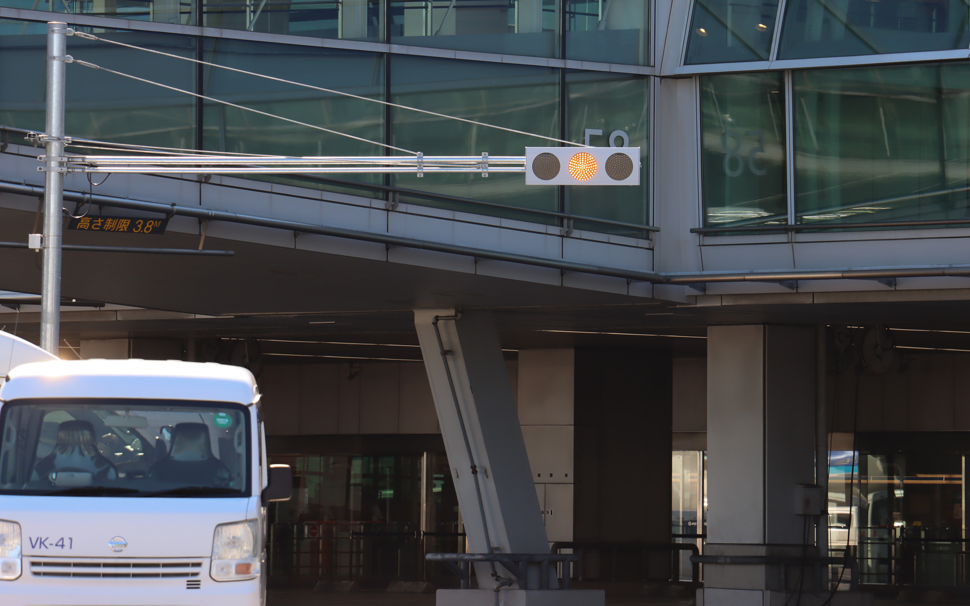 羽田空港の「58」スポット付近に2つの信号機が新設。通常は黄点滅で、自動運転トーイングトラクターが接近してくると赤点滅に切り替わる