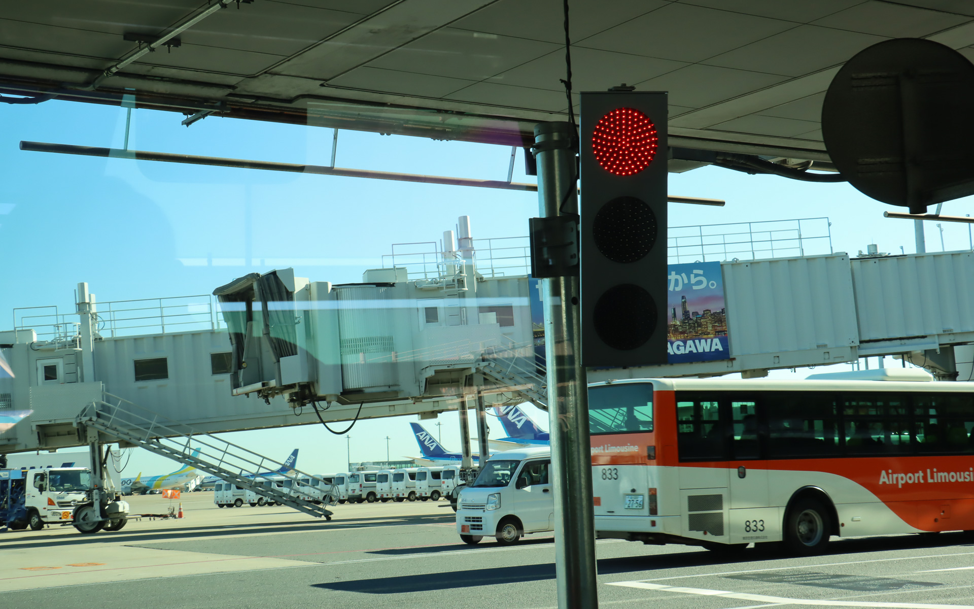 羽田空港の「58」スポット付近に2つの信号機が新設。通常は黄点滅で、自動運転トーイングトラクターが接近してくると赤点滅に切り替わる