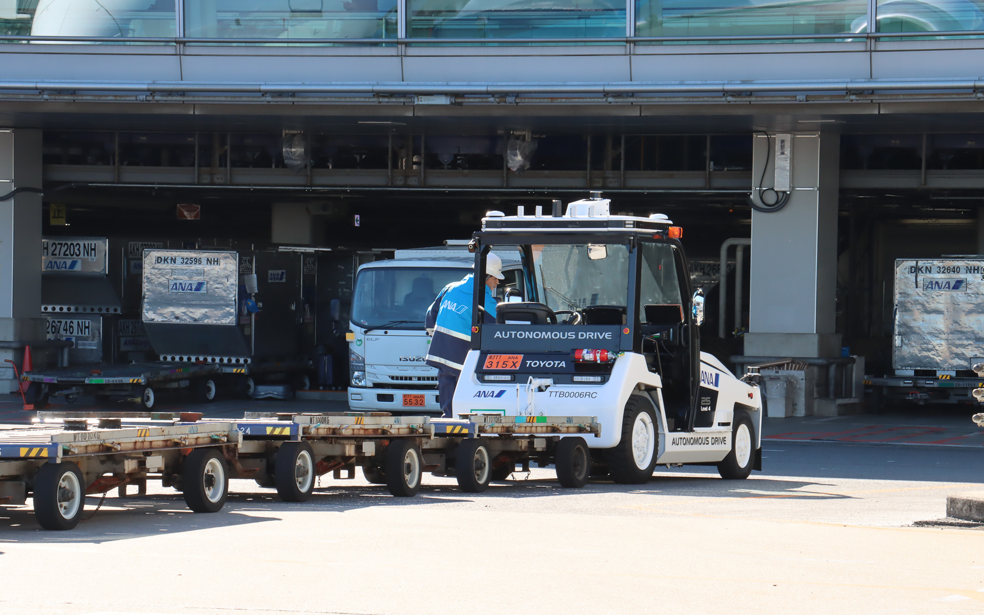 貨物を降ろしたらスタッフが通路際まで運転して、自動運転を再開させて国内貨物上屋まで戻っていった