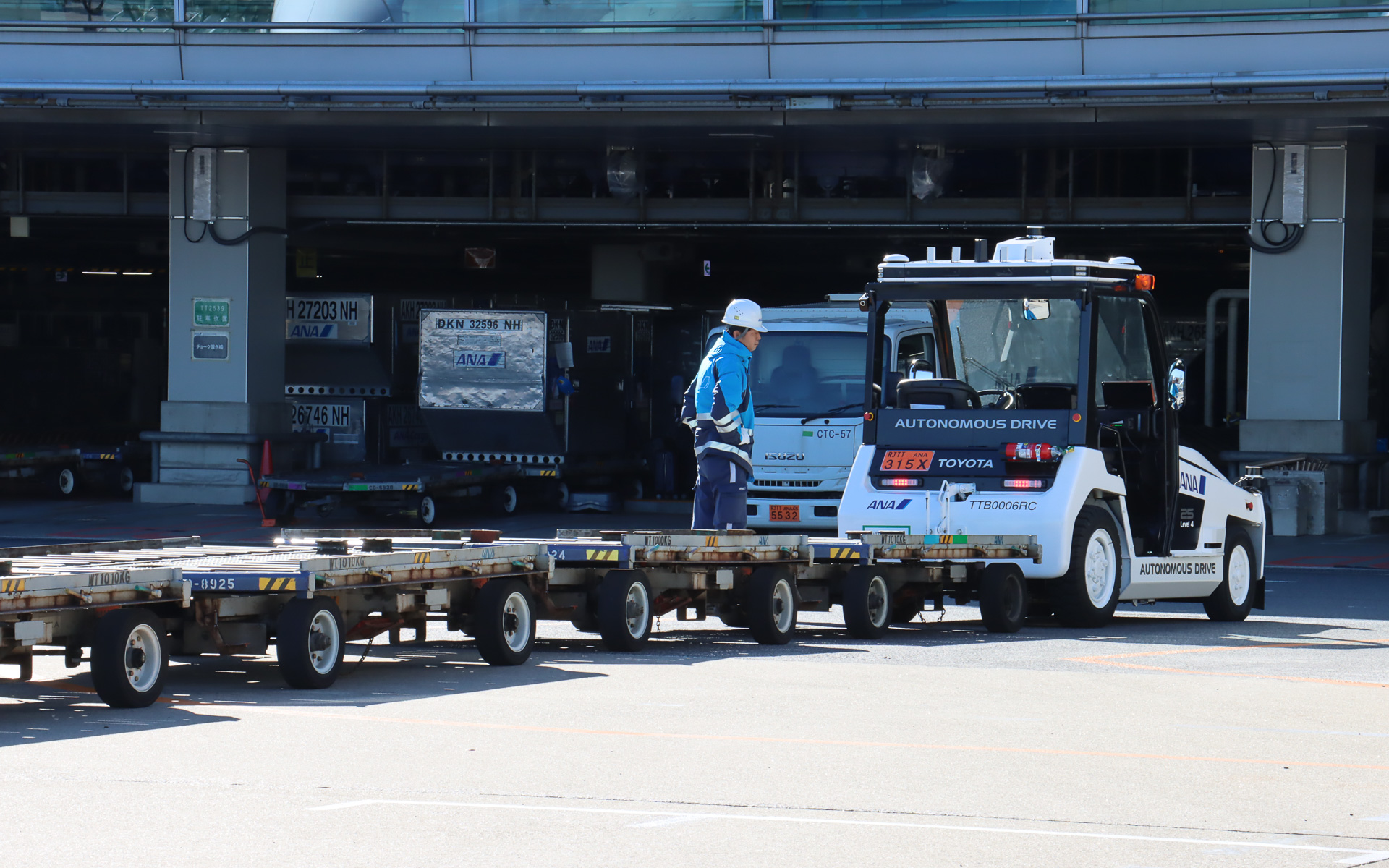 貨物を降ろしたらスタッフが通路際まで運転して、自動運転を再開させて国内貨物上屋まで戻っていった