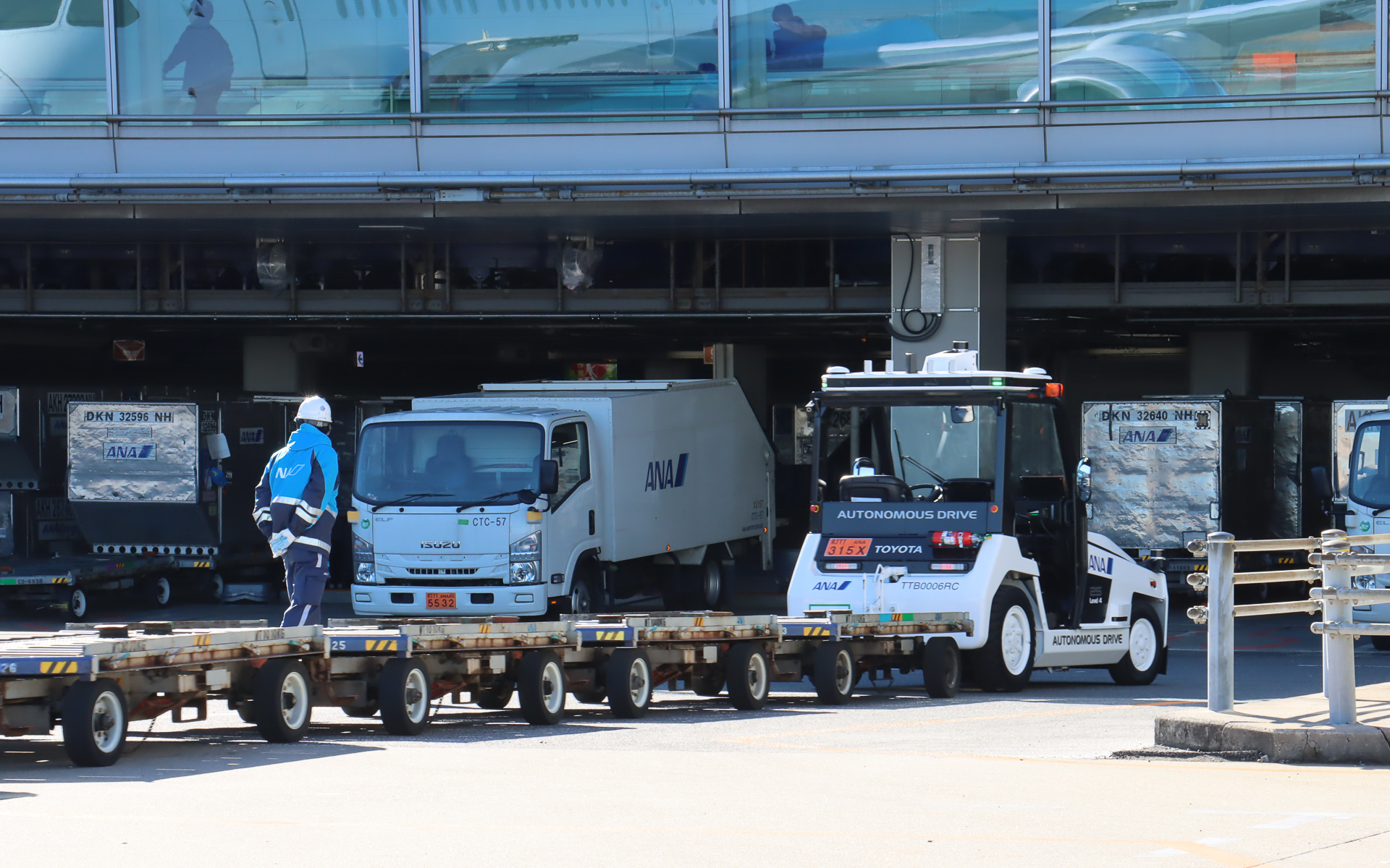 貨物を降ろしたらスタッフが通路際まで運転して、自動運転を再開させて国内貨物上屋まで戻っていった