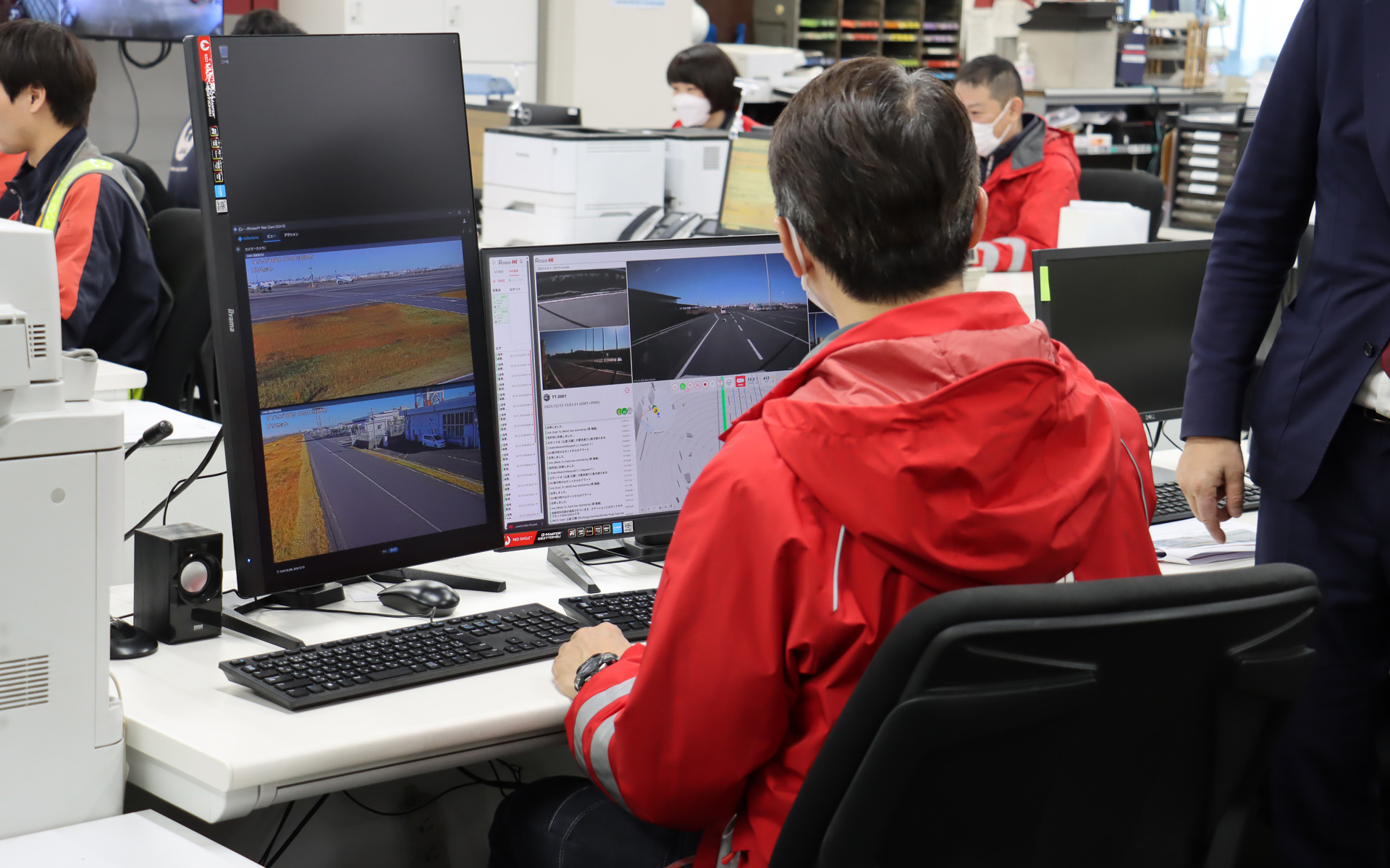 このほかにもJALの貨物事務所内にある運行管理システムについても見学。停止線で車両が一時停止したシーンでは運行管理者がしっかりと指さし確認をしていた