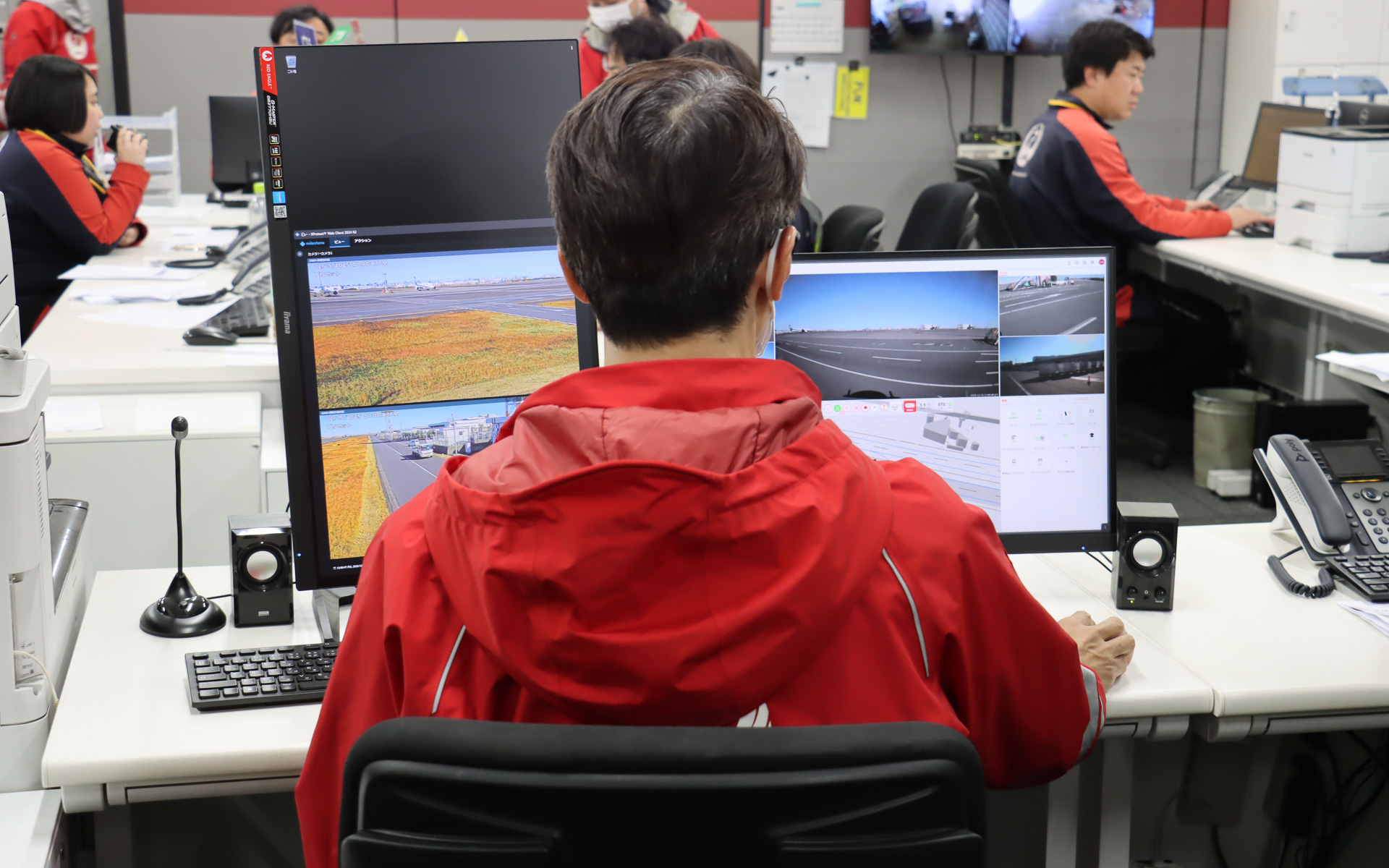 このほかにもJALの貨物事務所内にある運行管理システムについても見学。停止線で車両が一時停止したシーンでは運行管理者がしっかりと指さし確認をしていた