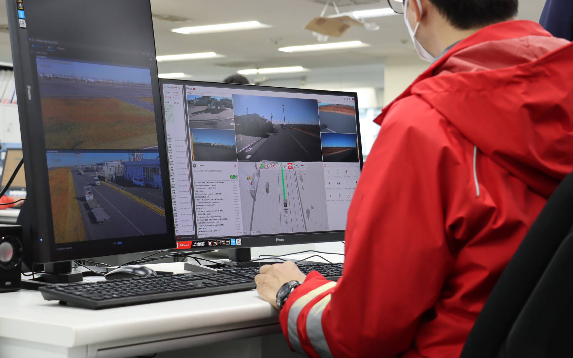 このほかにもJALの貨物事務所内にある運行管理システムについても見学。停止線で車両が一時停止したシーンでは運行管理者がしっかりと指さし確認をしていた