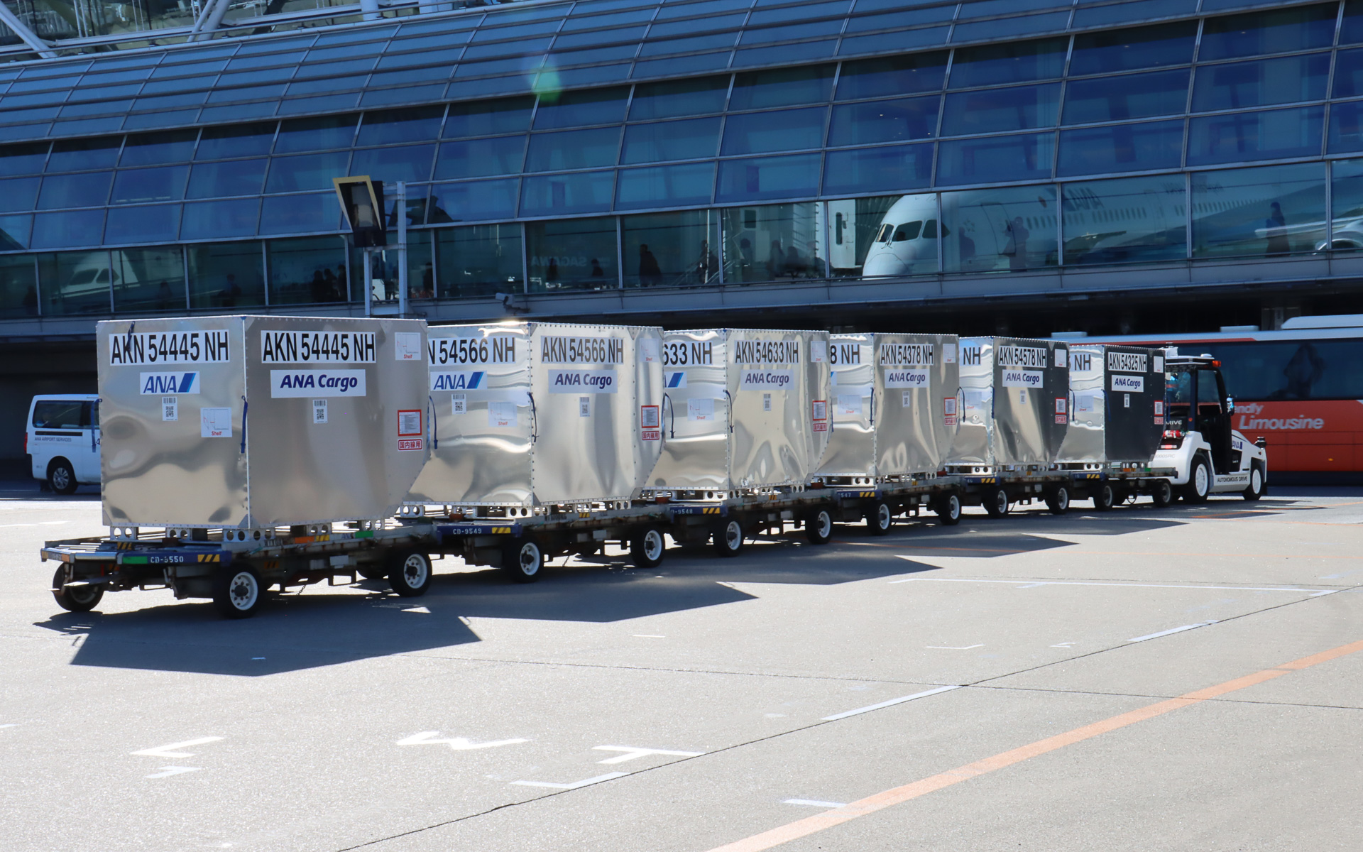 貨物を運ぶトーイングトラクター