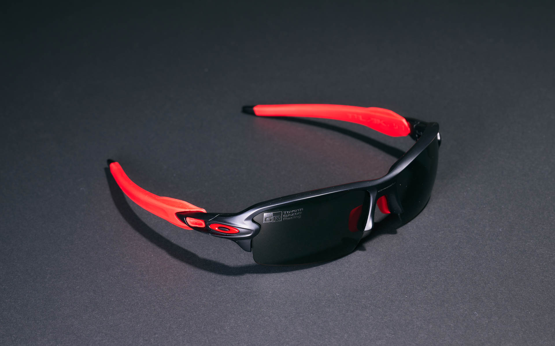 OAKLEY×TGR サングラスFLAK 2.0（Low Bridge Fit）　販売予定価格3万5750円