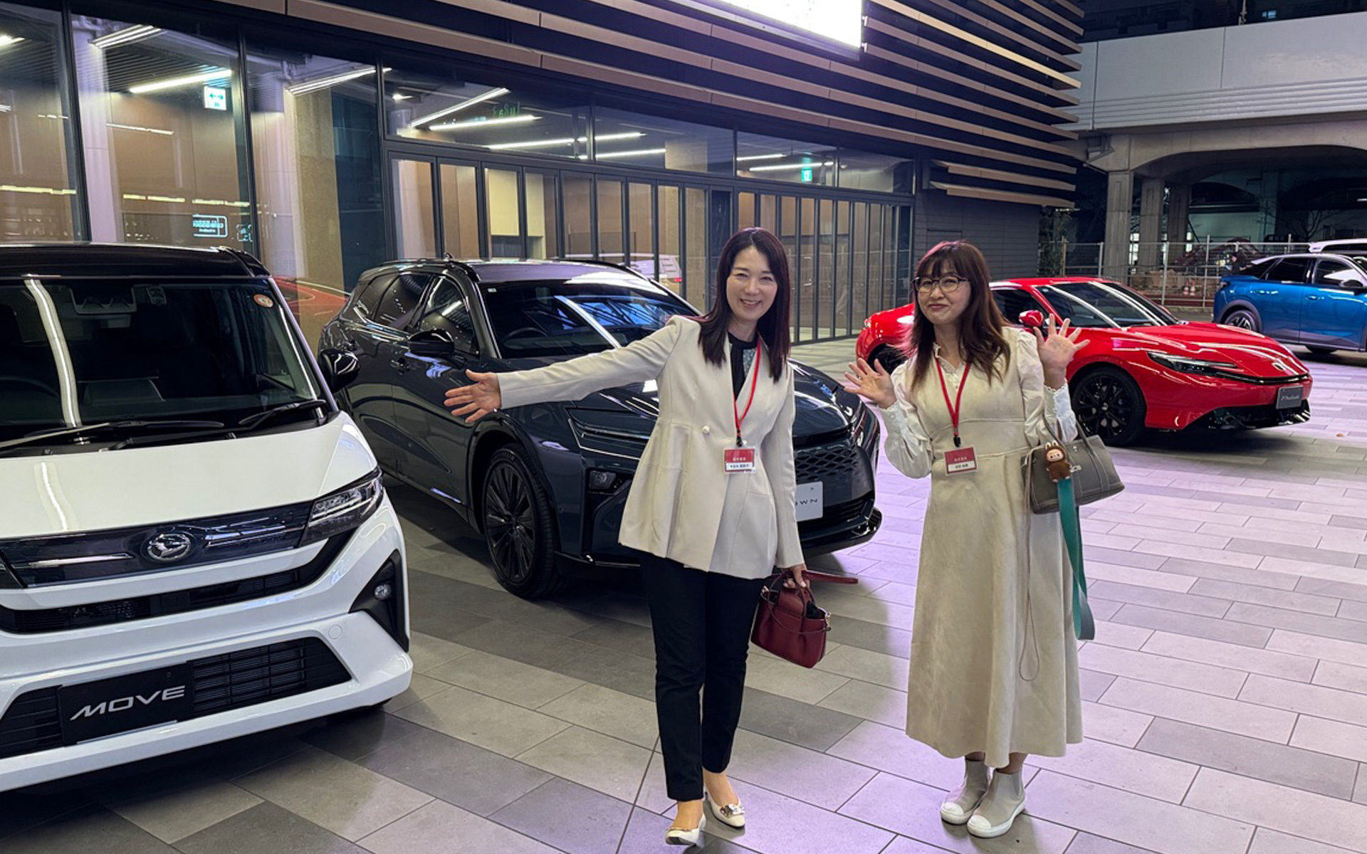 2025-2026日本カー・オブ・ザ・イヤーの最終選考会は、横浜のボッシュホールで開催されました。会場内には、10ベストに選出されたモデルがズラリ。受賞後の記念撮影も盛り上がっていました