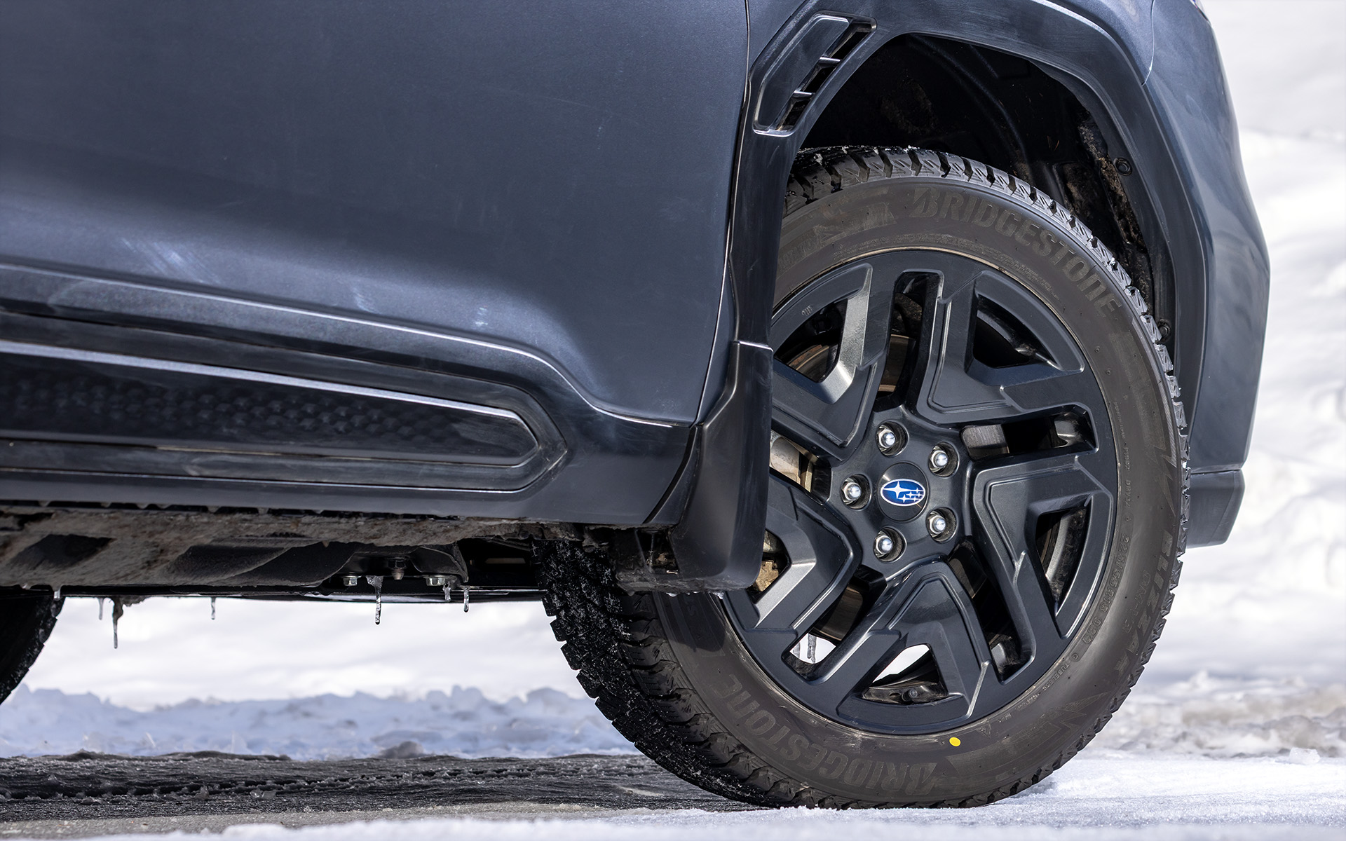 ダークメタリック塗装の18インチアルミホイールには、ブリヂストンのSUV専用スタッドレスタイヤ「DM-V3」（225/55R18）を装着