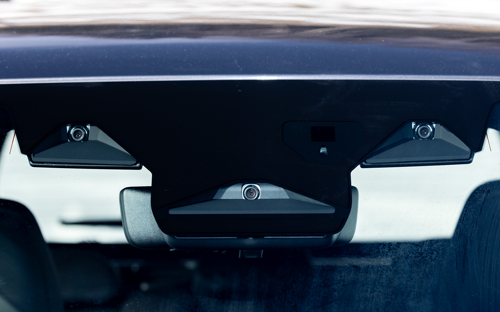 ステレオカメラと超広角単眼カメラを組み合わせたアイサイトを標準装備し、EXグレードは渋滞時ハンズオフアシストも可能な「アイサイトX」が搭載される