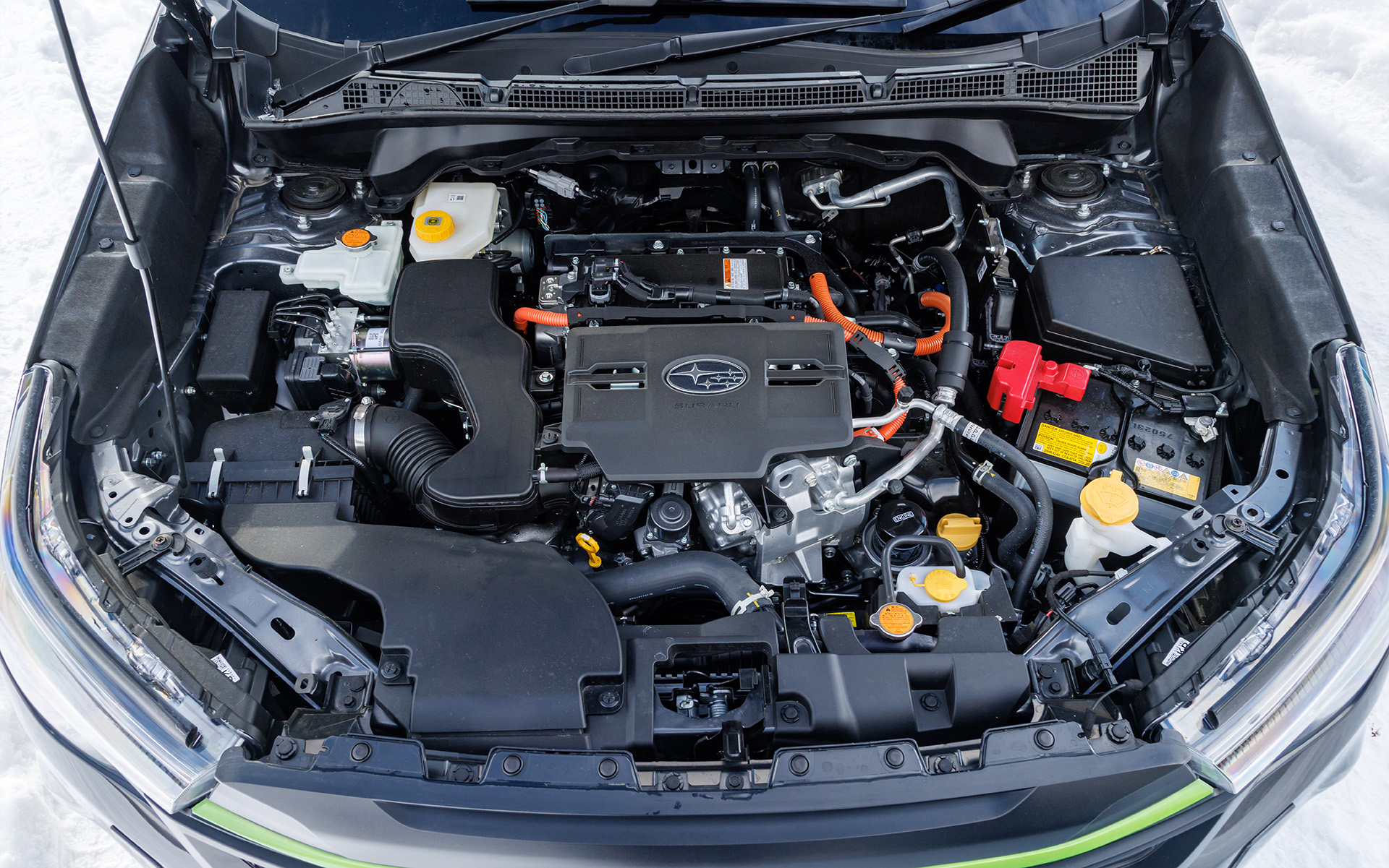 ストロングハイブリッドモデルのS:HEVは、最高出力118kW（160PS）/5600rpm、最大トルク209Nm（21.3kgfm）/4000-4400rpmを発生する水平対向4気筒DOHC 2.5リッター直噴エンジンと、最大出力88kW（119.6PS）、最大トルク270Nm（27.5kgfm）を発生するモーターを組み合わせる