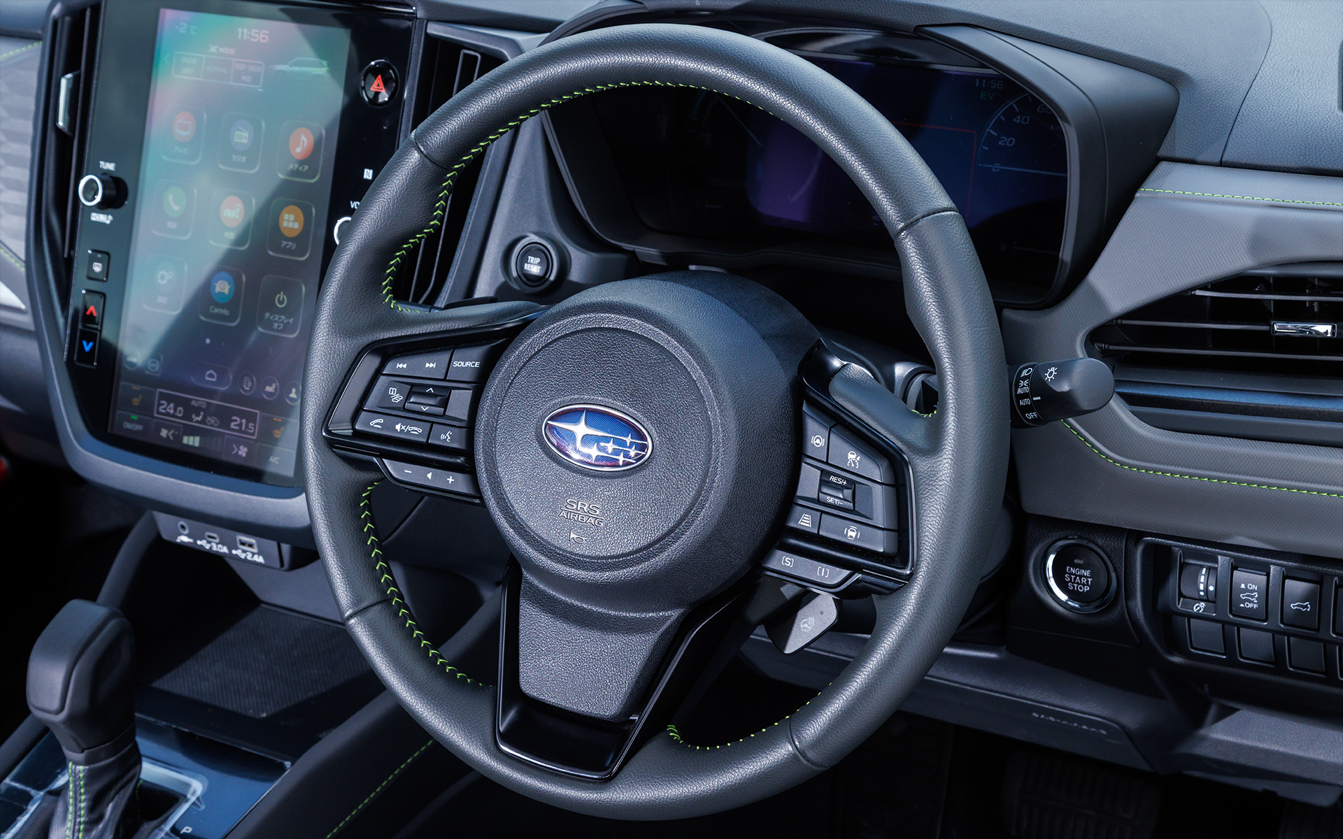 本革巻ステアリングホイールにはエクステリアと同じグリーンのステッチが用いられる。スポークの左側はオーディオやメーター内のインフォメーションディスプレイの操作スイッチを、右側にはアイサイトの全車速追従機能付きクルーズコントロールやアイサイトXのON/OFFスイッチを配置