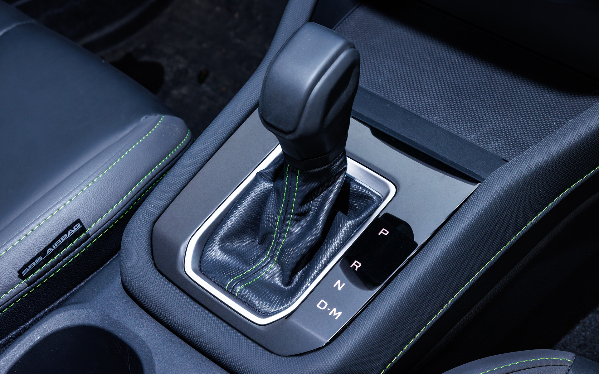 シフトブーツにもグリーンのステッチを採用。フロアシフトでもマニュアルモードに変更すればシフトチェンジができる