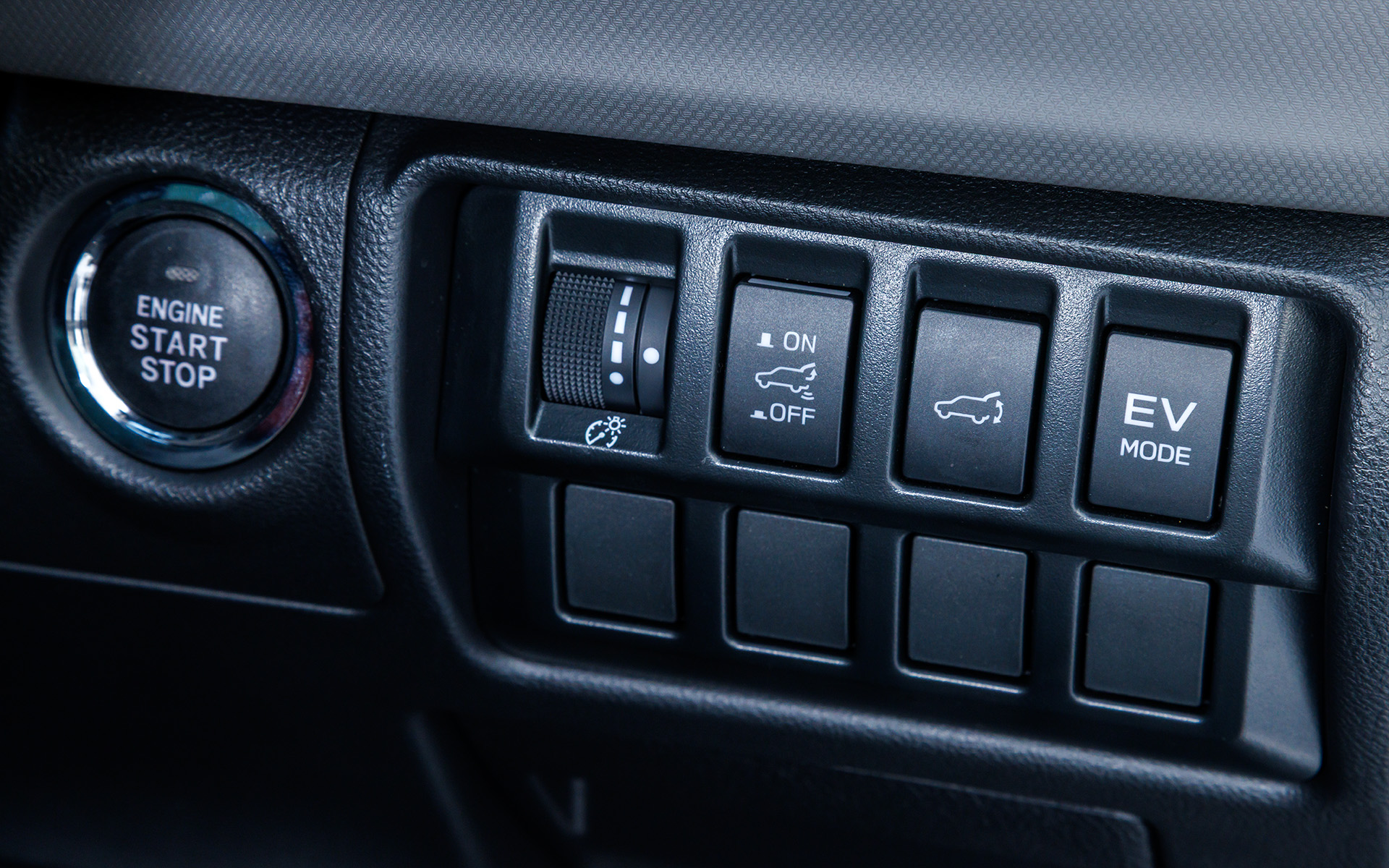 プッシュスタートスイッチの横にはリアゲートの操作スイッチとともに「EV MODE」スイッチを配置