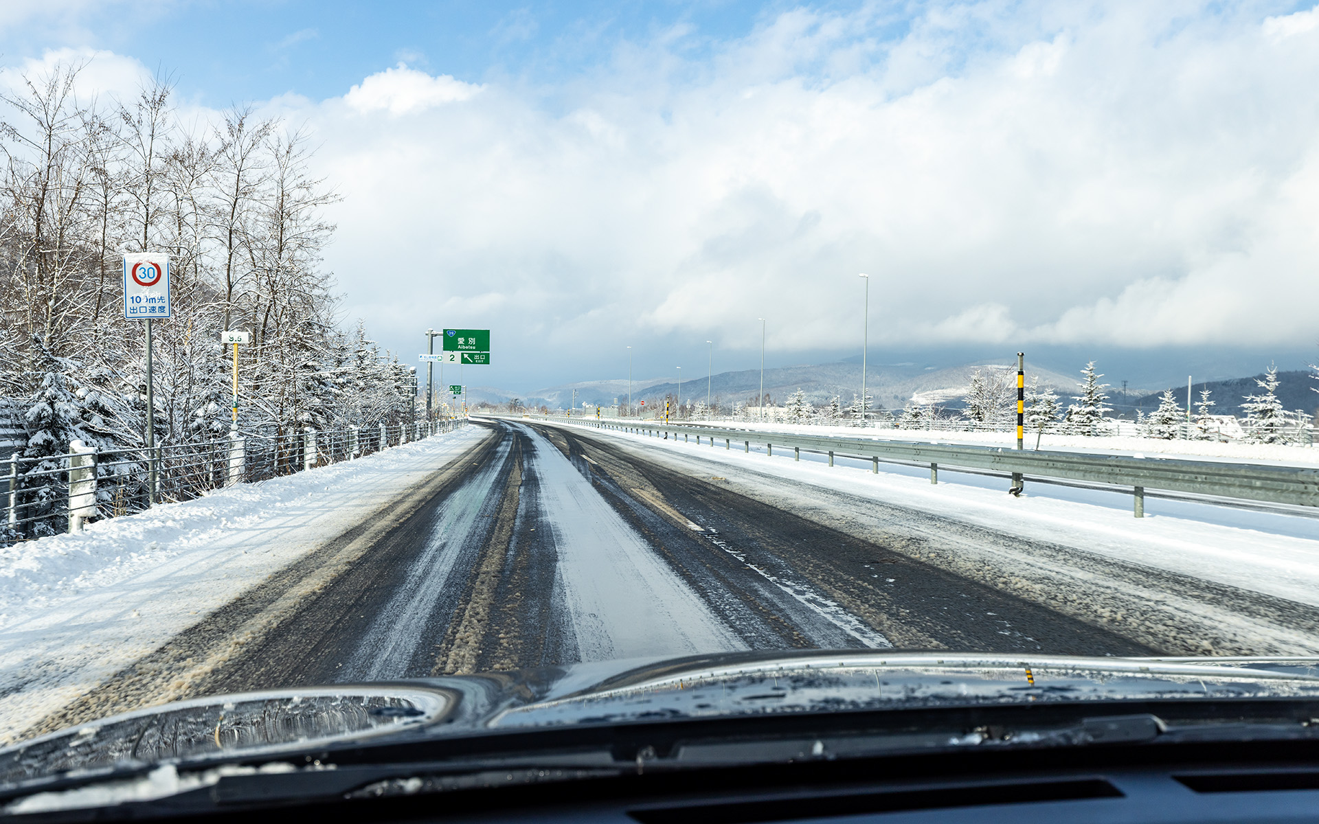 シャーベット状の雪が残っていても、アスファルトが見える状況であればアイサイトは安定した挙動をみせた