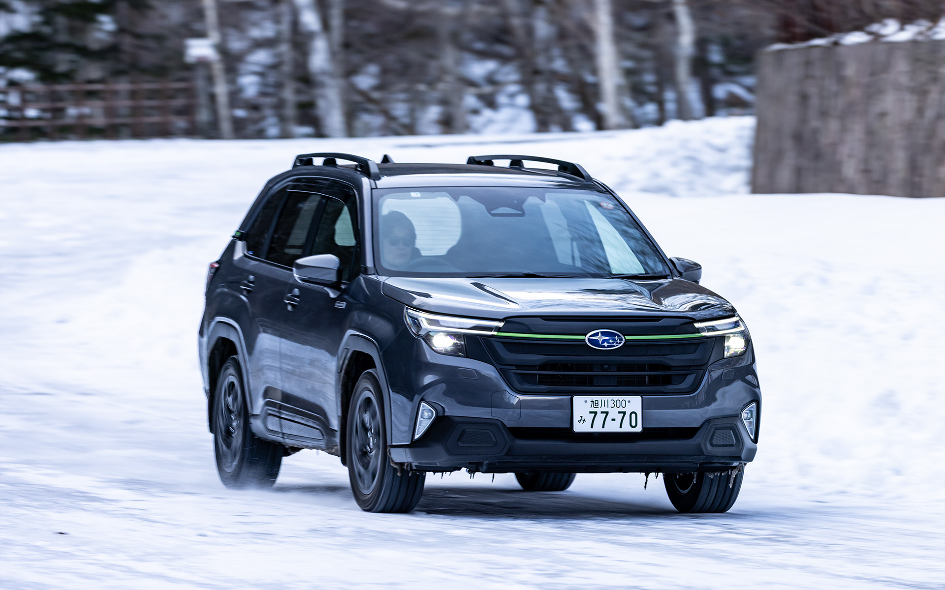 積雪とアイスバーンが混在する路面でも安定して走れる