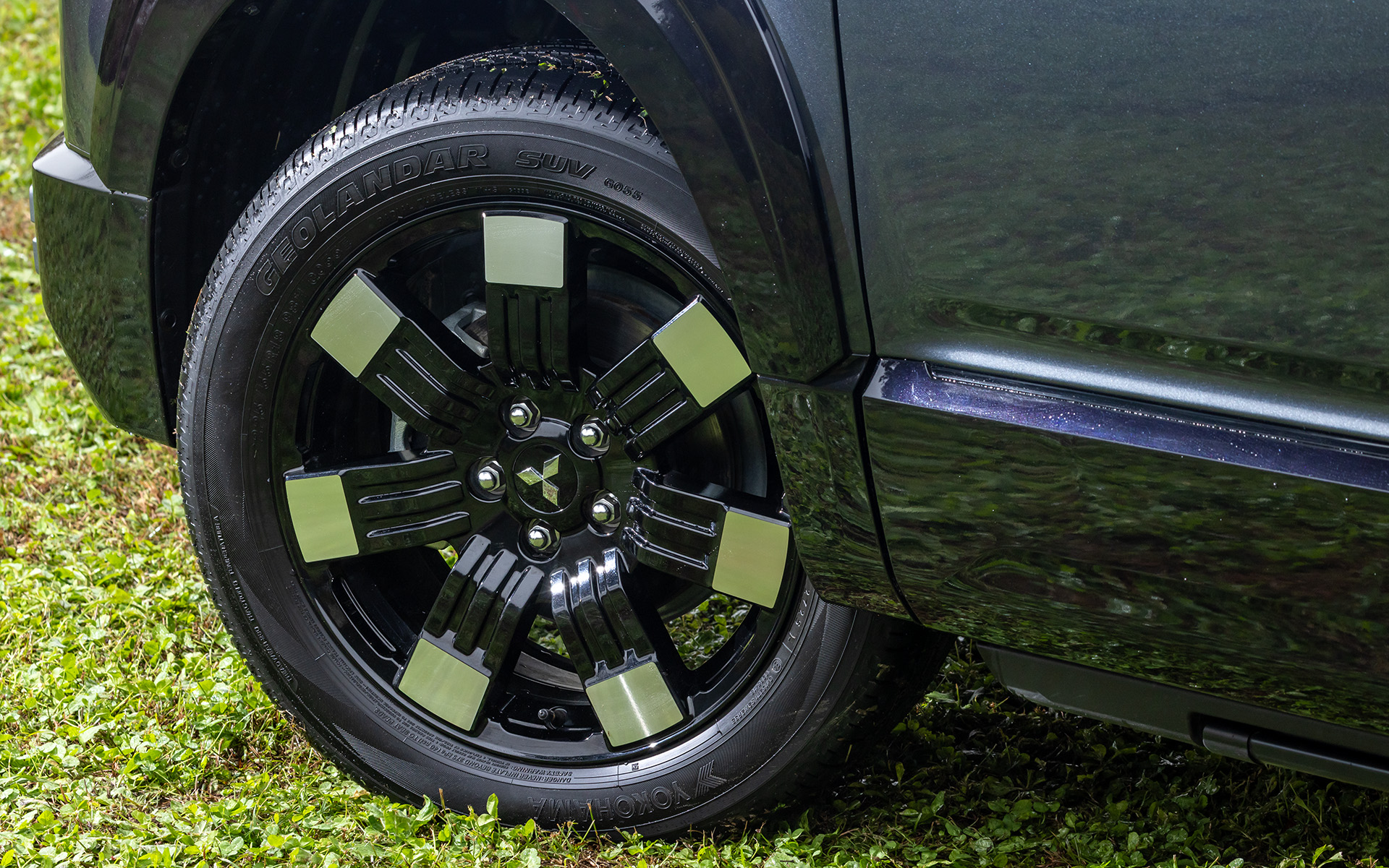 新デザインの18インチアルミホイール。カラーは、Pグレードが「マッド＆スノー」で、G-Power packageとGグレードが「ダークグレー」となる