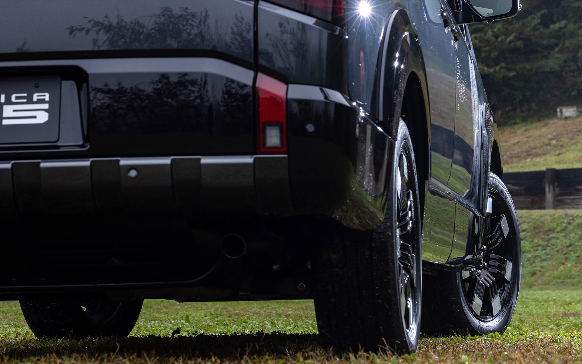 ホイールアーチモールを新たに採用