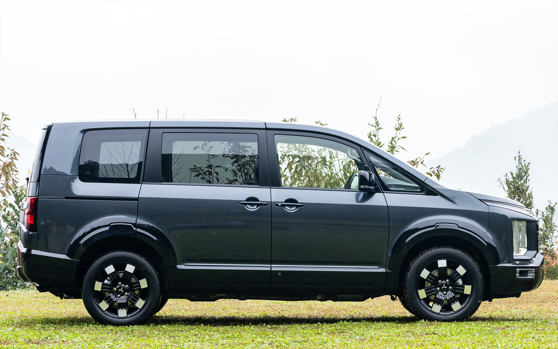 ボディカラーは、光の当たり方によってブルーのハイライトが映る特別色「ムーンストーングレーメタリック」を新採用。「ブラックマイカ」との2トーンも設定し、2トーン5色、モノトーン4色の全9色を用意している