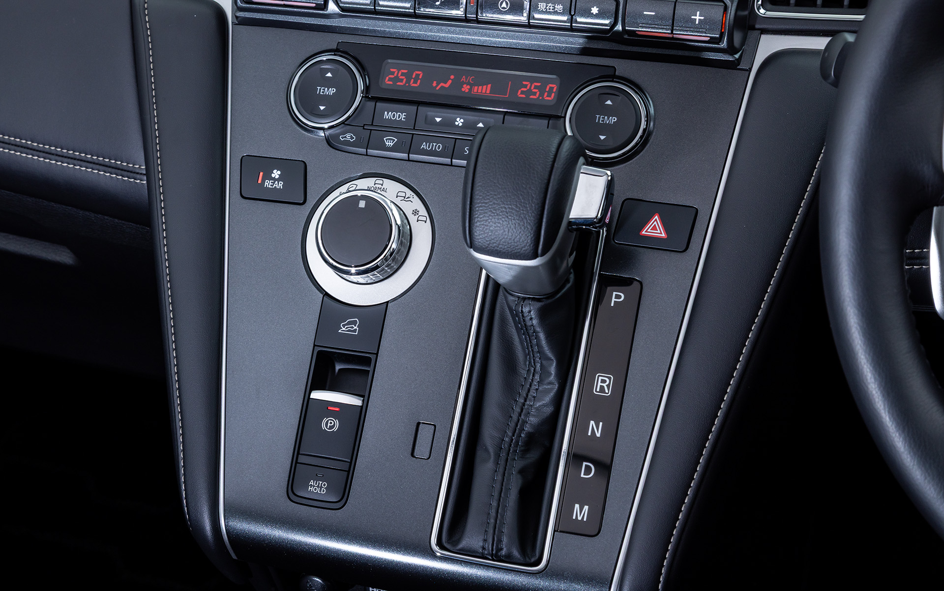 ドライブモードセレクターはダイヤル式を継承。ダイヤルの下に「ヒルディセントコントロール」のボタンを備える。またセンターパネルを傷つきに配慮したダークグレーとした