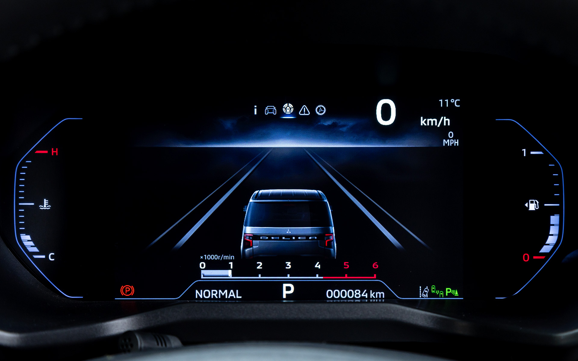 8インチカラー液晶ディスプレイメーターを採用