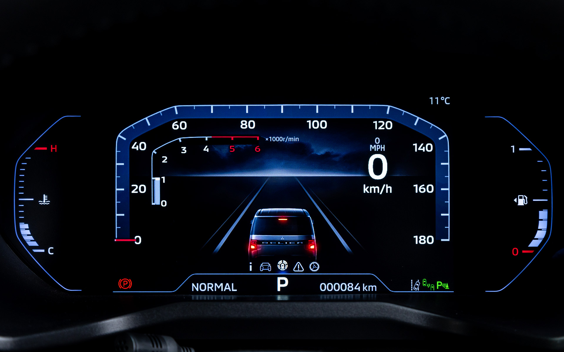 8インチカラー液晶ディスプレイメーターを採用