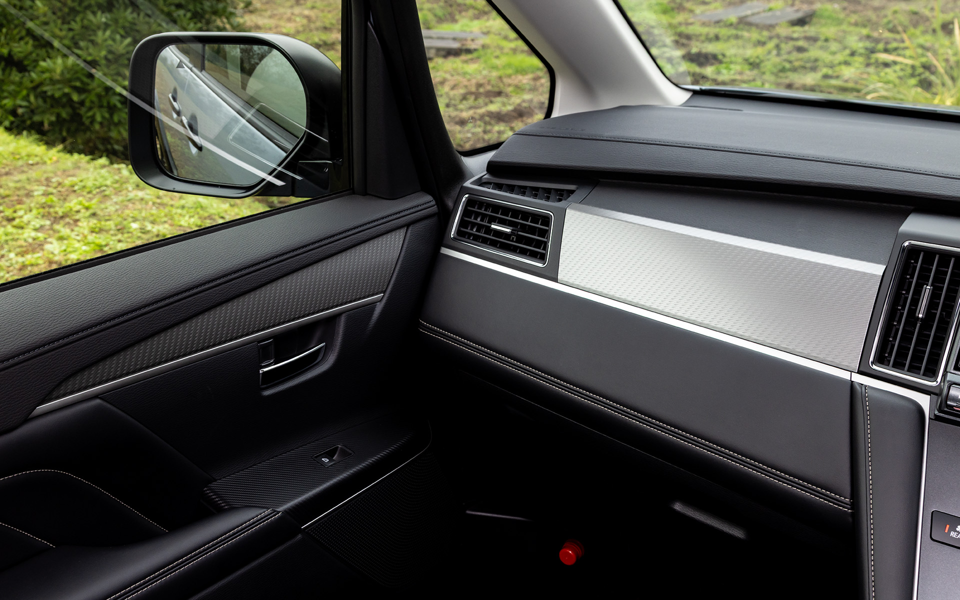 内装パネルにはギア感のある金属調フィニッシャーを採用