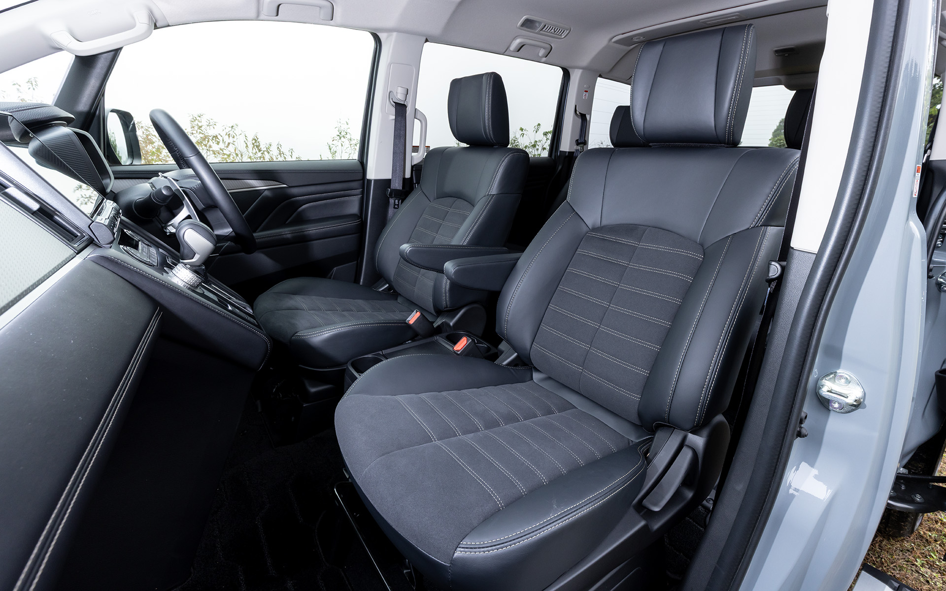 Pグレードのシートはスエード調素材（撥水機能付き）と合成皮革のコンビネーション生地を採用