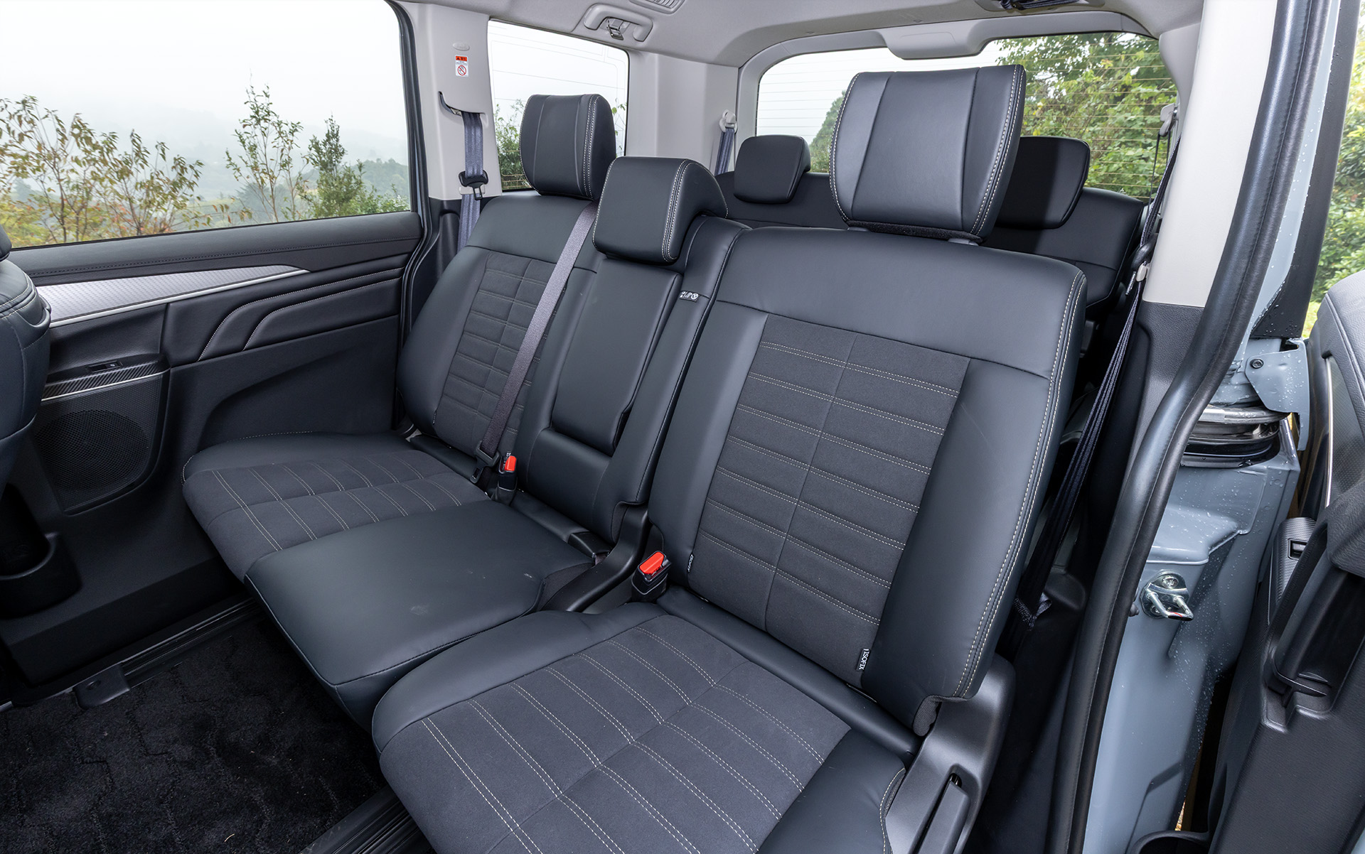 G-Power packageとGグレードのシートは、スエード調素材とファブリックを採用したタイプ。また7人乗りはオプションで本革シート（ブラック）も設定している