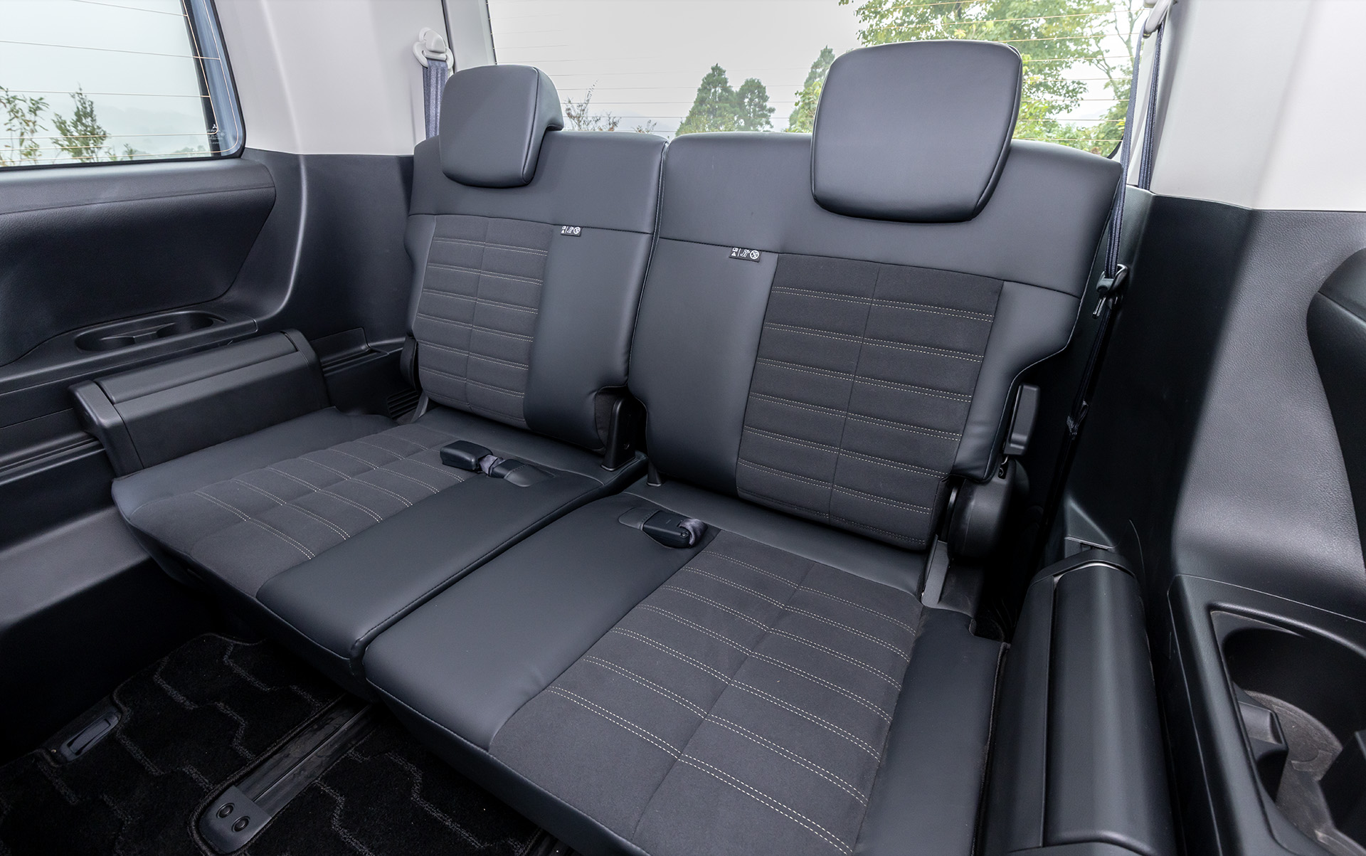 G-Power packageとGグレードのシートは、スエード調素材とファブリックを採用したタイプ。また7人乗りはオプションで本革シート（ブラック）も設定している