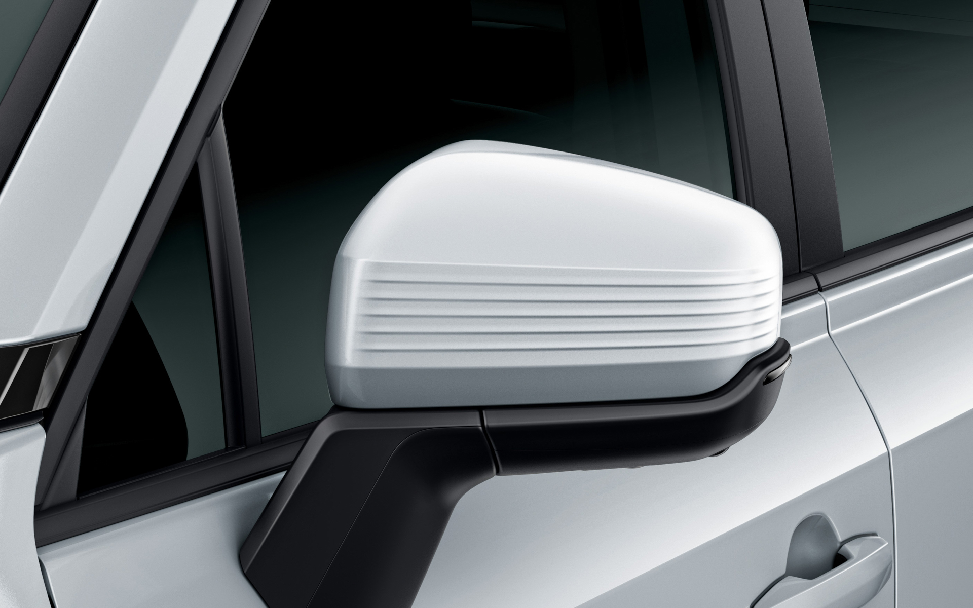 アウターミラーカバーは素地が2万6400円、塗装済みが3万3000円