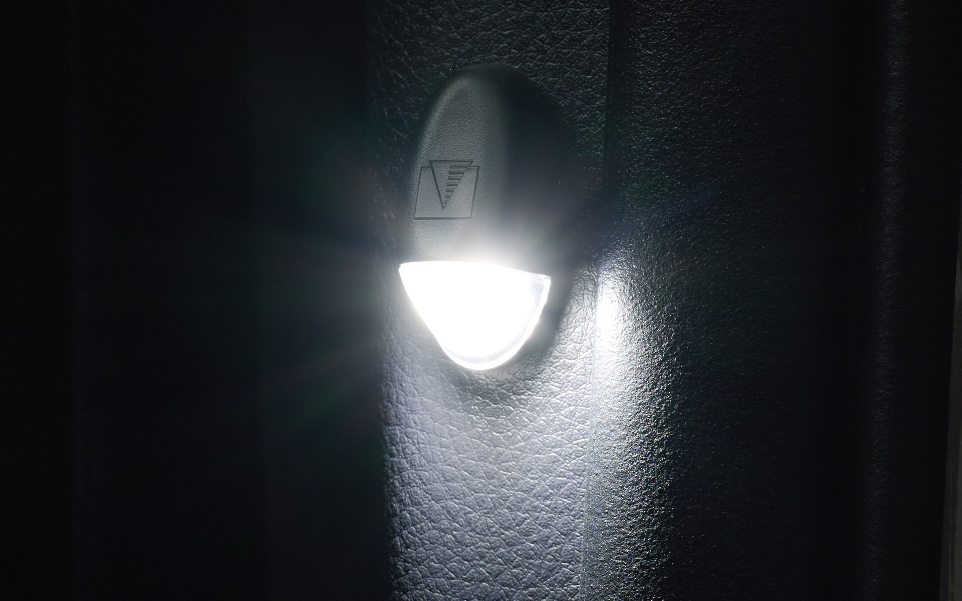 LEDスマートフットライトは2万4200円