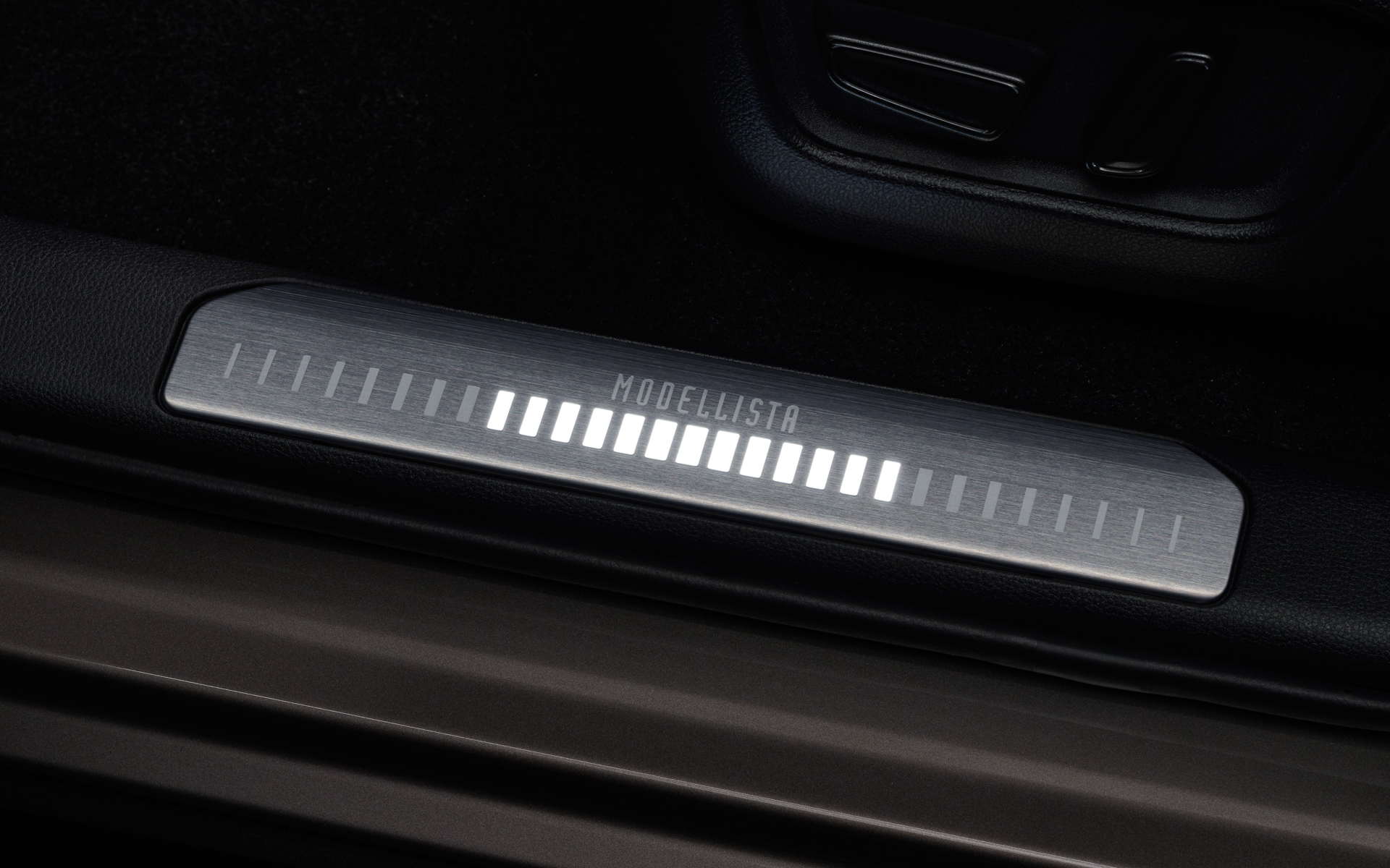 スカッフプレートイルミネーションは4万1800円