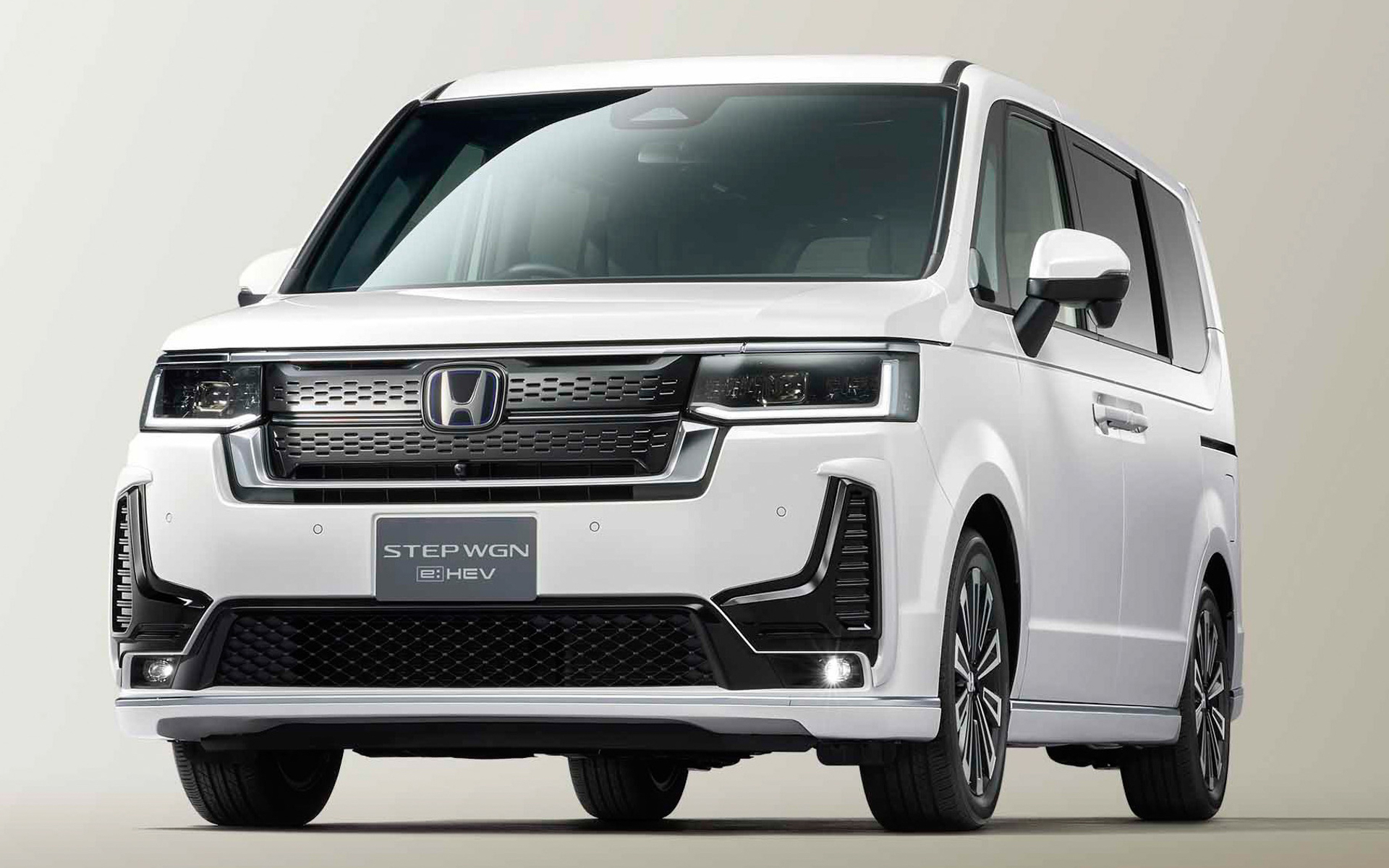 「ステップワゴン スパーダ」向け新製品「バンパーワイドガーニッシュ」装着イメージ