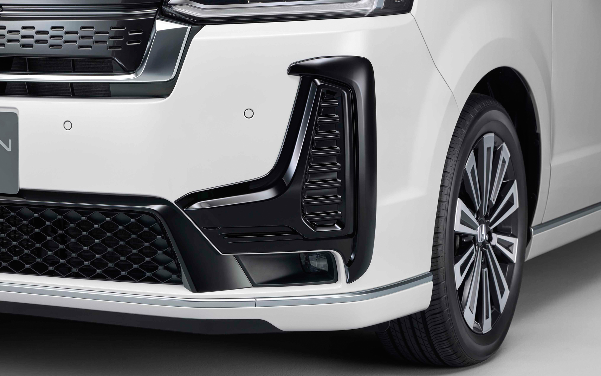 バンパーワイドガーニッシュ（ベルリナブラック）