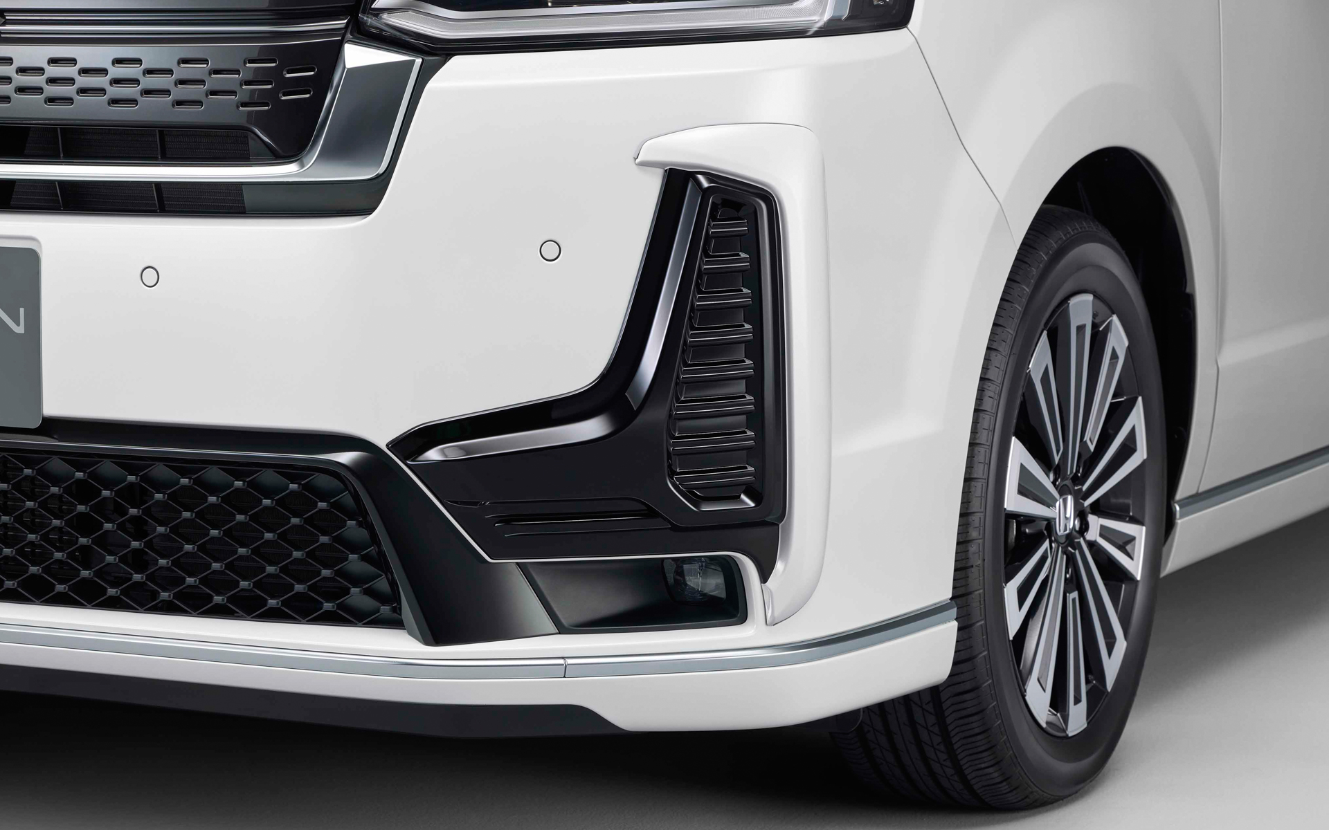 バンパーワイドガーニッシュ（ベルリナブラック×プラチナホワイト・パール）