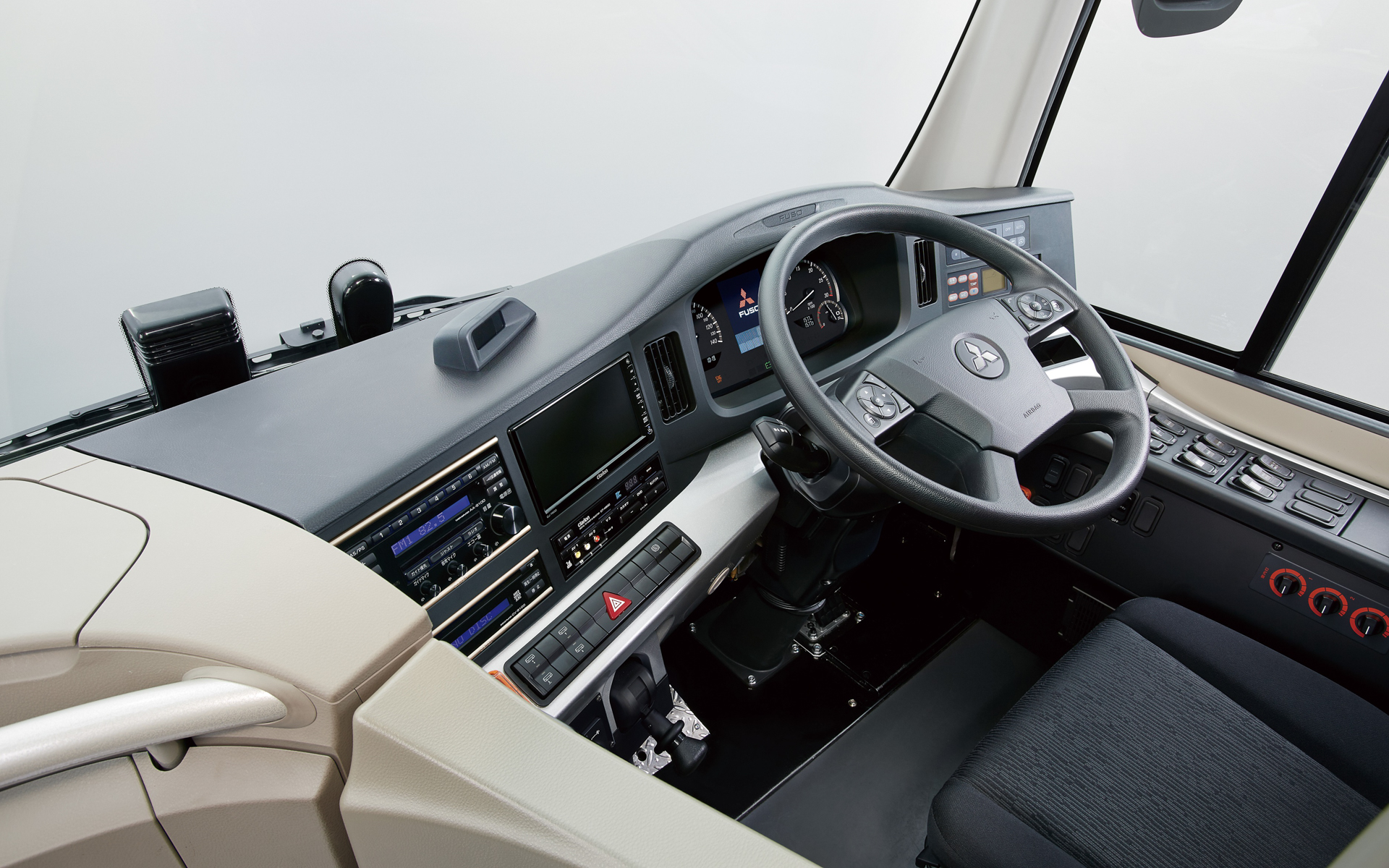 顔認識カメラでドライバーの顔の動きをとらえ、システムが運転注意力低下を検知するとブザーと画面表示で警告する