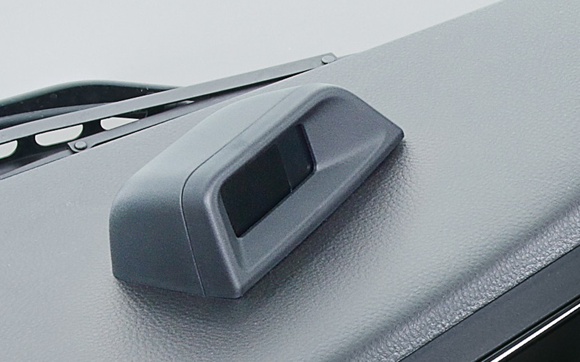 アクティブ・アテンション・アシストの「顔認識カメラ」がダッシュボード上に配置された