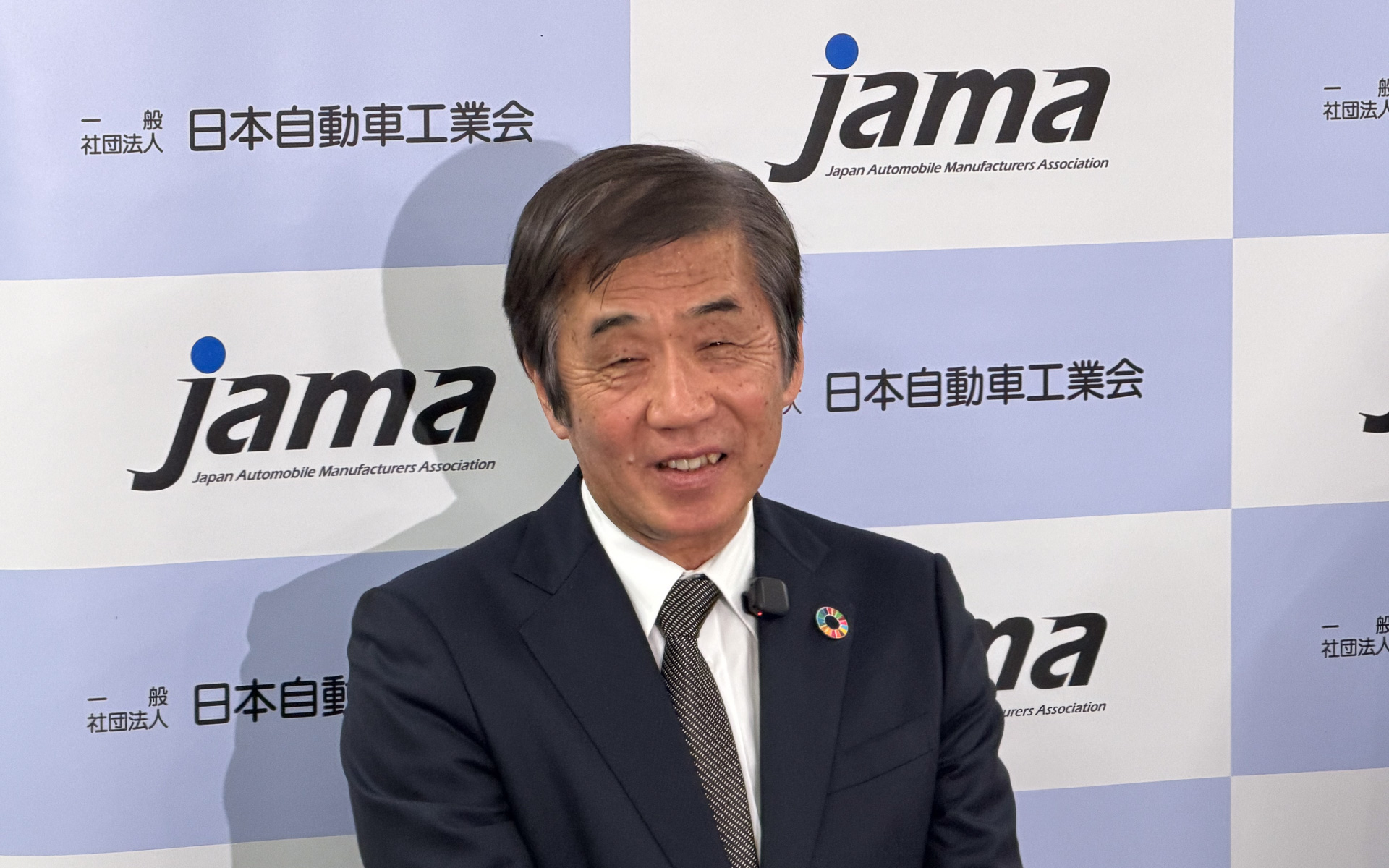 会見を行なう片山正則会長