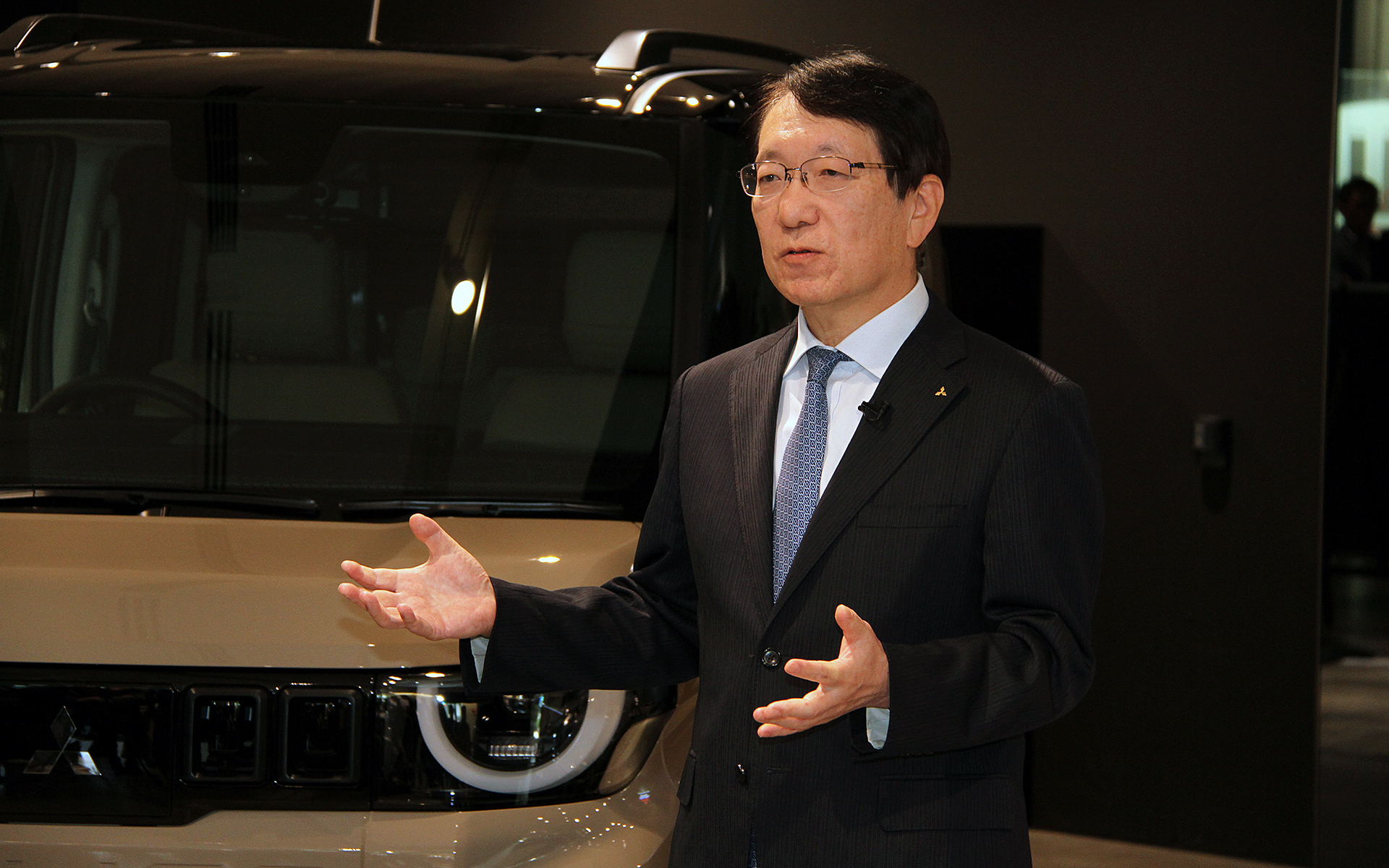 囲み取材に応じる加藤社長