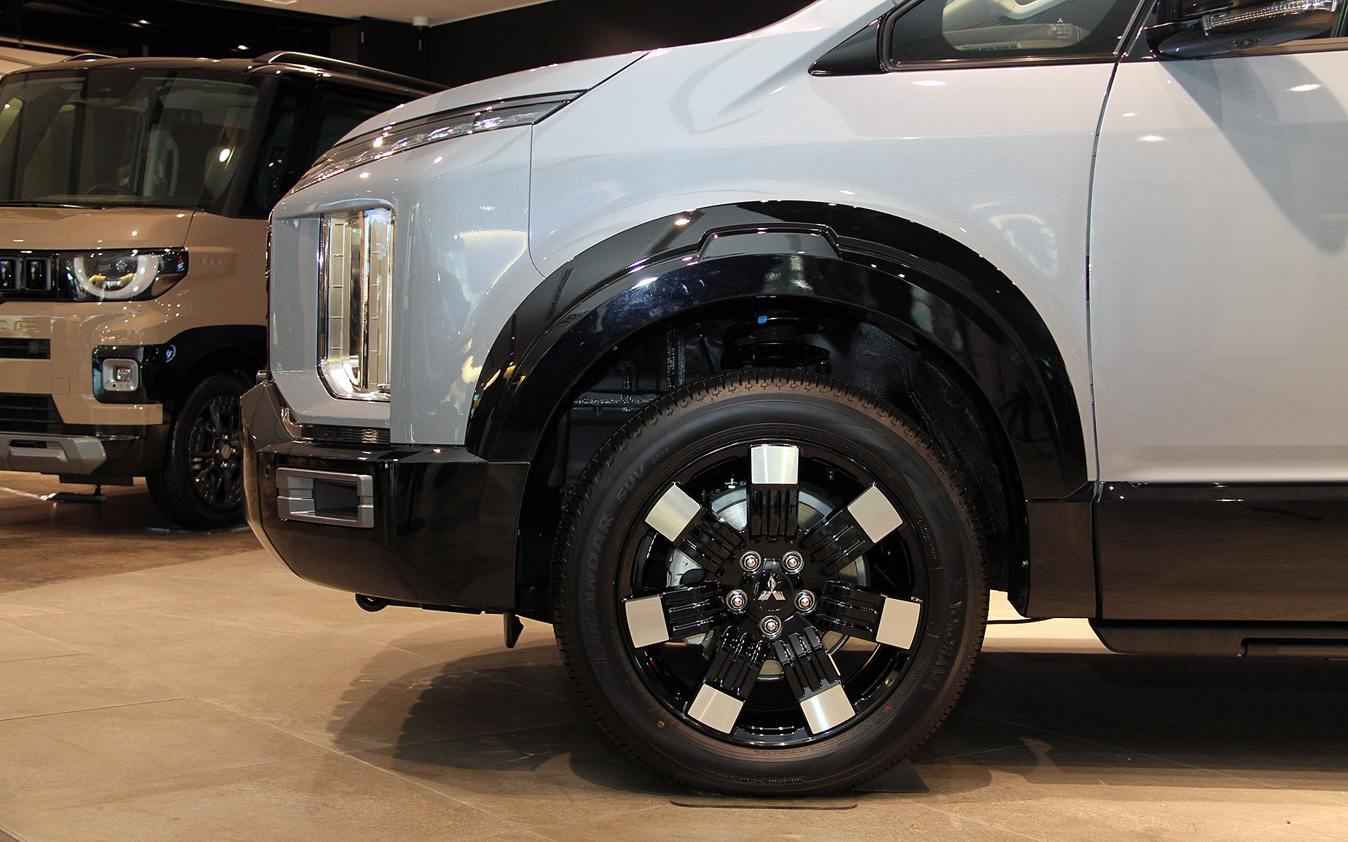 新型デリカD:5ではフロントまわりをはじめとするスタイリングの改良とともに、新デザインの18インチアルミホイールを採用