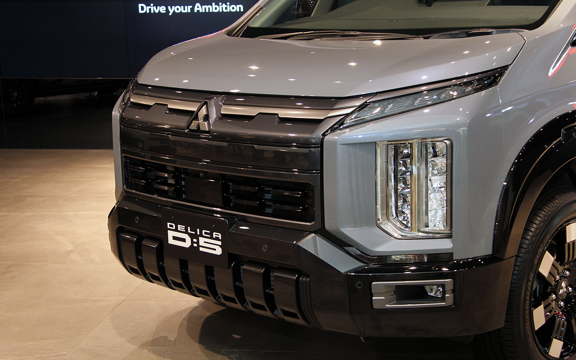 新型デリカD:5ではフロントまわりをはじめとするスタイリングの改良とともに、新デザインの18インチアルミホイールを採用