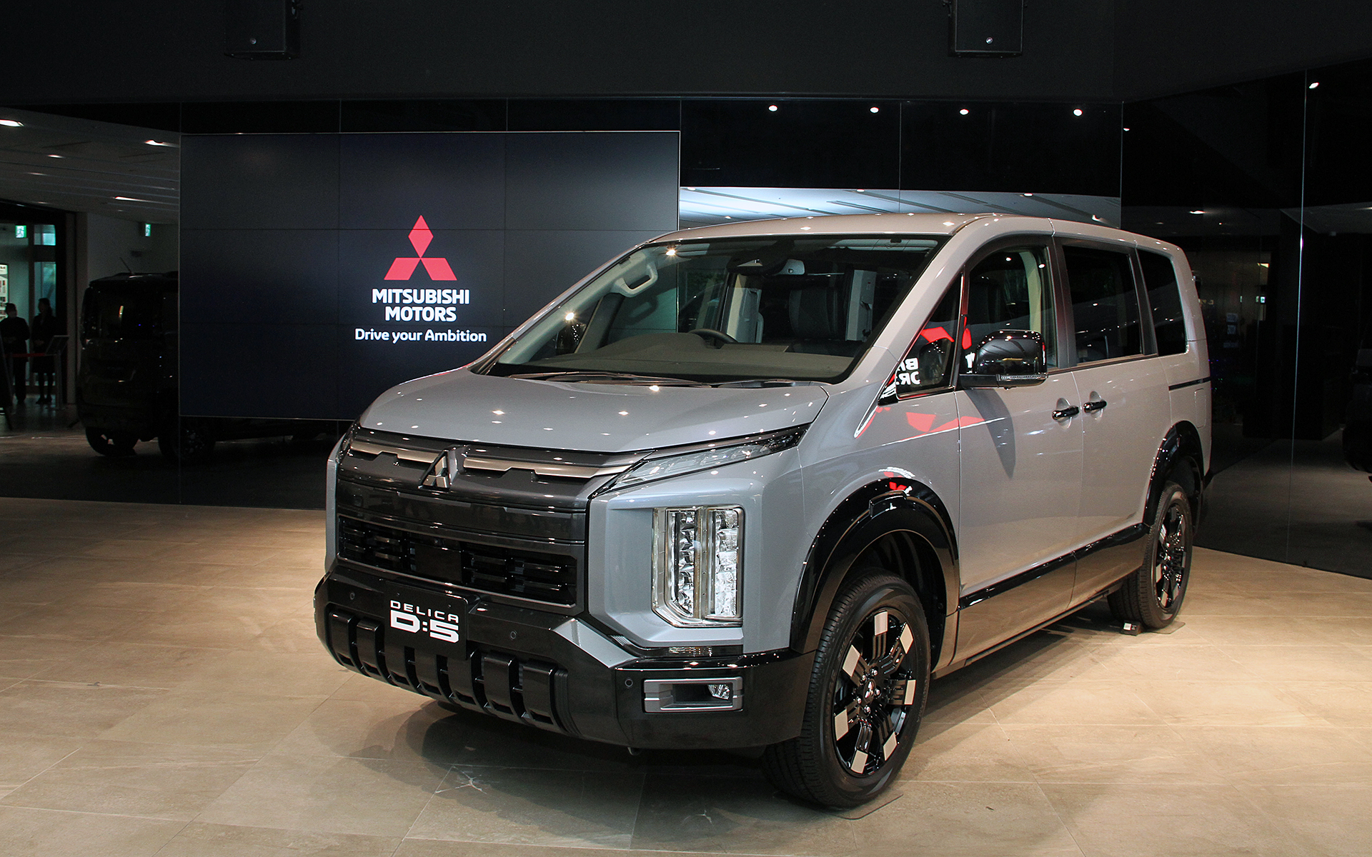 新型デリカD:5ではフロントまわりをはじめとするスタイリングの改良とともに、新デザインの18インチアルミホイールを採用