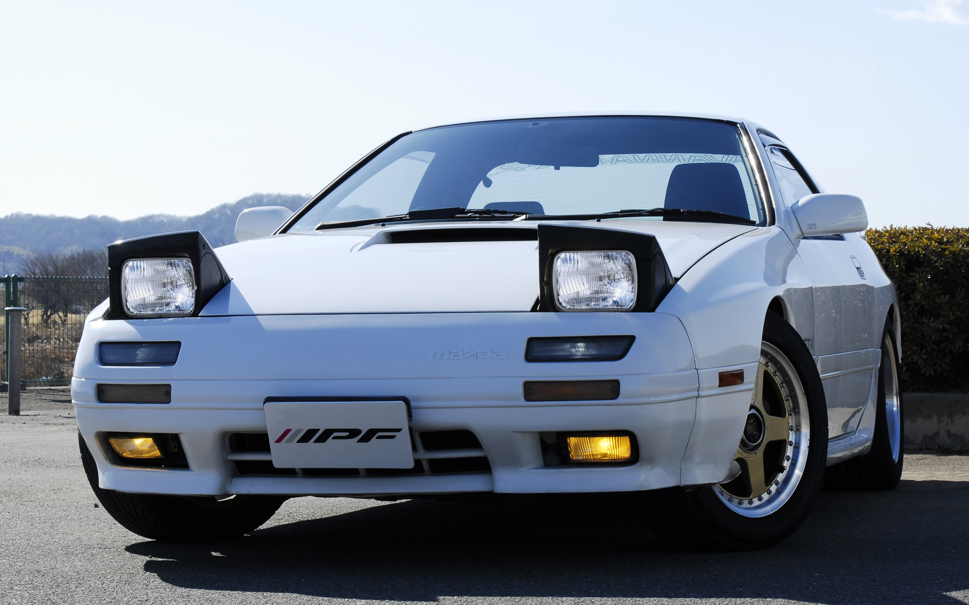 角2灯式レンズカットヘッドランプ（品番：8211）を装着したマツダ「RX-7」