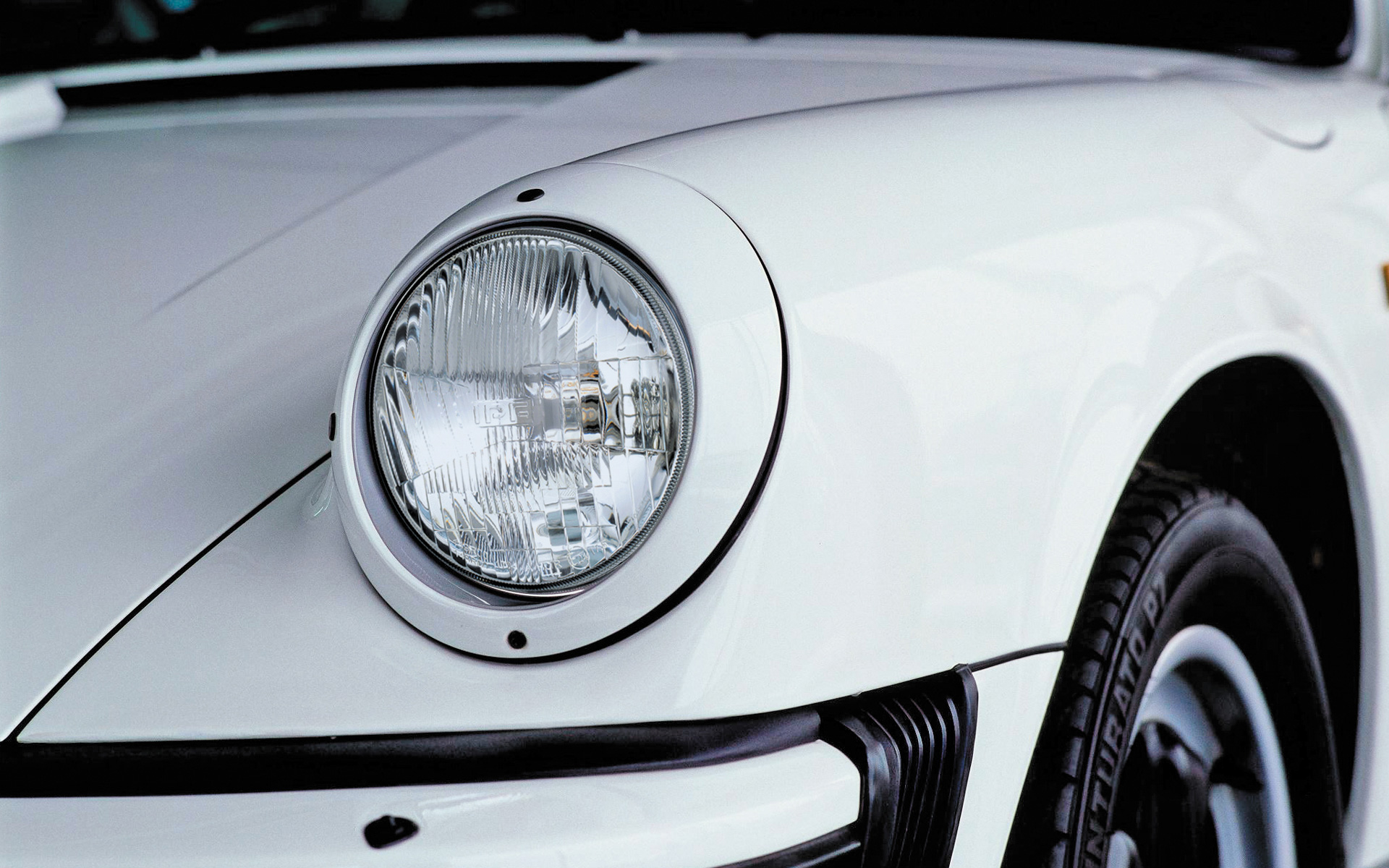 丸2灯式レンズカットヘッドランプ（品番：9211）を装着したポルシェ「911」
