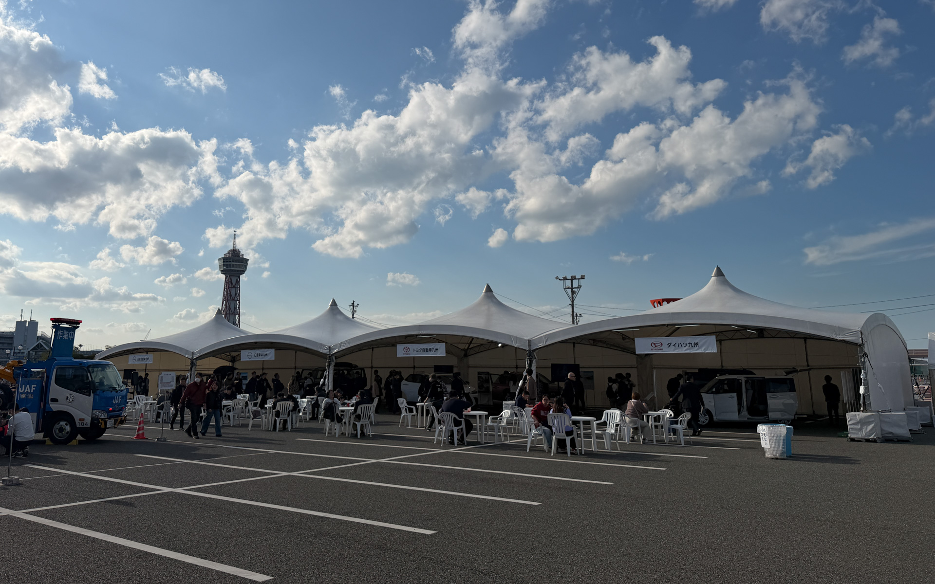 屋外会場で開催されている「北部九州生産車両展」